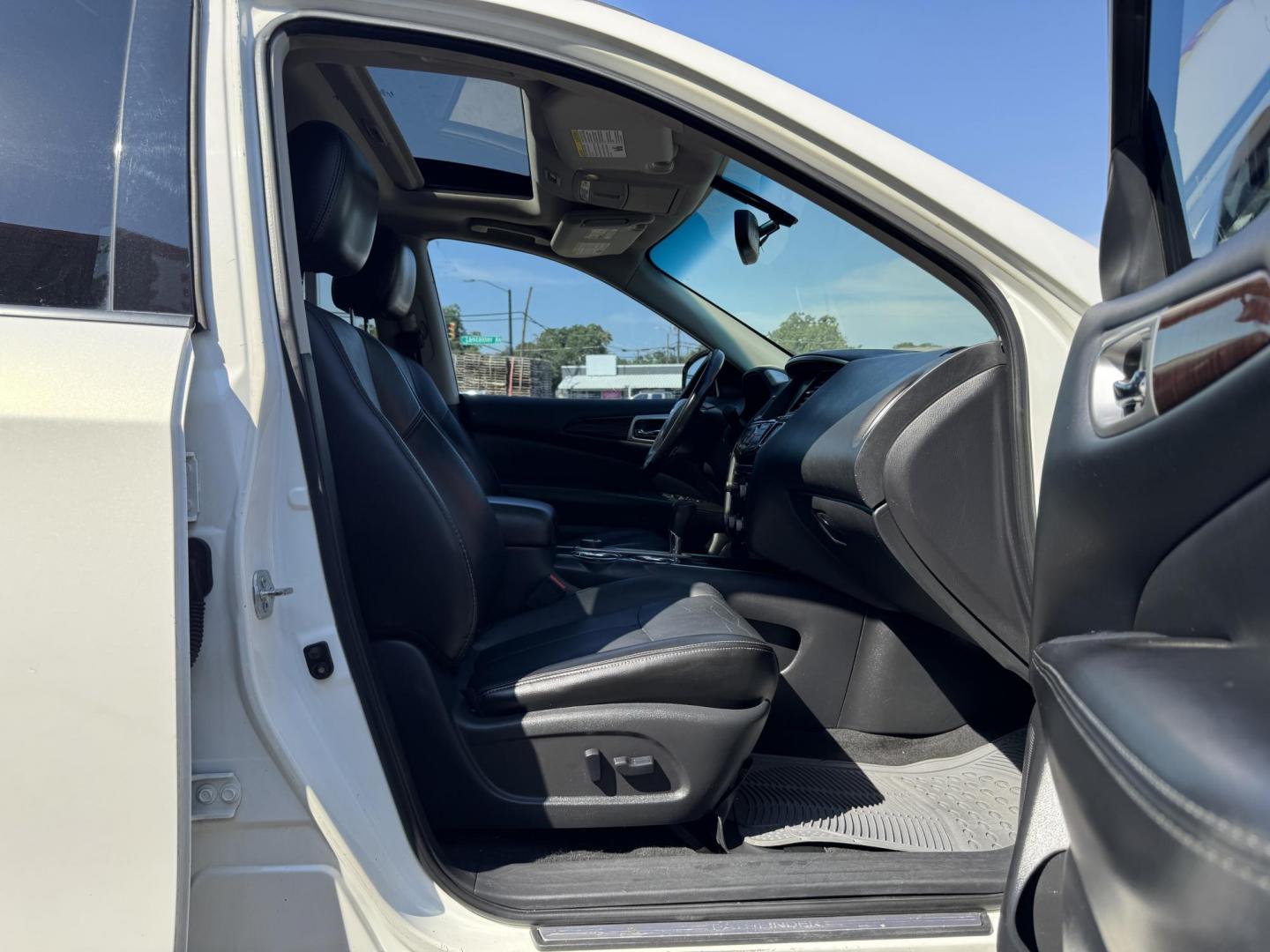 2014 WHITE /Black NISSAN PATHFINDER S; SL; PL S 4x4 4dr SUV (5N1AR2MM8EC) with an 3.5L V6 engine, CVT transmission, located at 5900 E. Lancaster Ave., Fort Worth, TX, 76112, (817) 457-5456, 0.000000, 0.000000 - This is a 2014 Nissan Pathfinder S 4x4 4DR SUV. It comes equipped with dual heated front seats, back up camera, power windows, power door locks and seats. Ice cold AC for those hot Texas summer days. It is equipped with a CD player, AM/FM radio, AUX port, Bluetooth connectivity and Sirius XM radio c - Photo#16