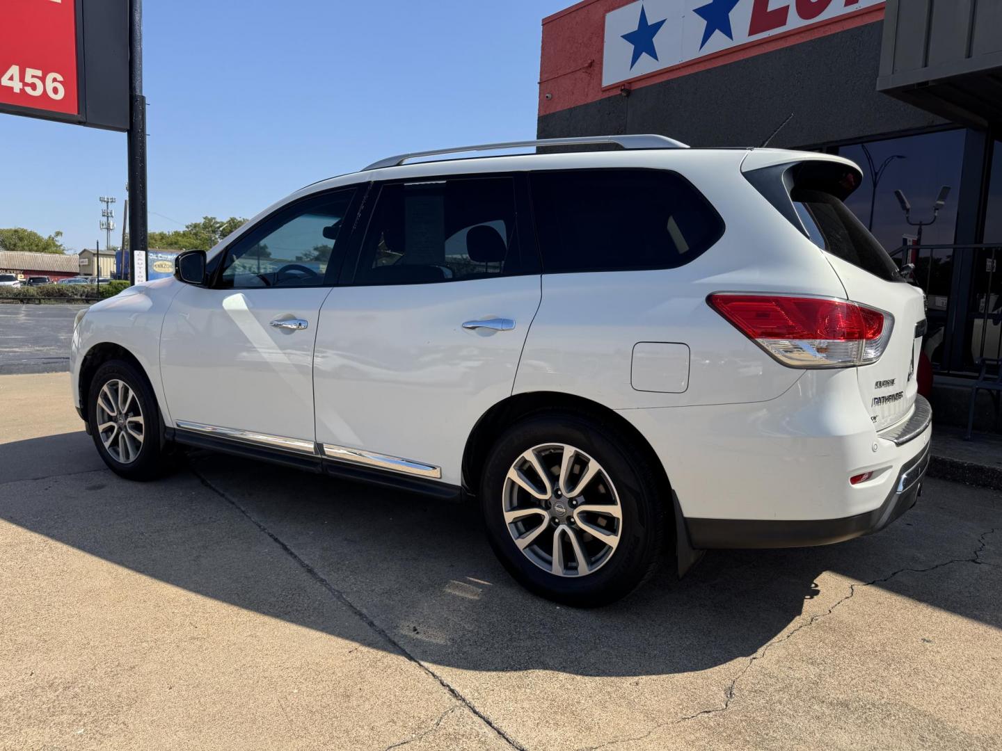 2014 WHITE /Black NISSAN PATHFINDER S; SL; PL S 4x4 4dr SUV (5N1AR2MM8EC) with an 3.5L V6 engine, CVT transmission, located at 5900 E. Lancaster Ave., Fort Worth, TX, 76112, (817) 457-5456, 0.000000, 0.000000 - This is a 2014 Nissan Pathfinder S 4x4 4DR SUV. It comes equipped with dual heated front seats, back up camera, power windows, power door locks and seats. Ice cold AC for those hot Texas summer days. It is equipped with a CD player, AM/FM radio, AUX port, Bluetooth connectivity and Sirius XM radio c - Photo#6