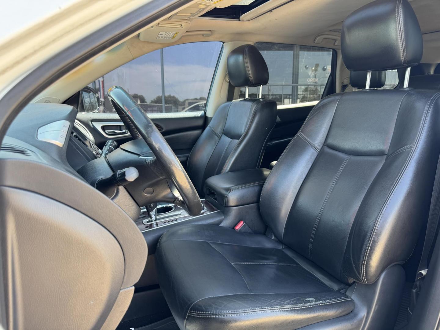 2014 WHITE /Black NISSAN PATHFINDER S; SL; PL S 4x4 4dr SUV (5N1AR2MM8EC) with an 3.5L V6 engine, CVT transmission, located at 5900 E. Lancaster Ave., Fort Worth, TX, 76112, (817) 457-5456, 0.000000, 0.000000 - This is a 2014 Nissan Pathfinder S 4x4 4DR SUV. It comes equipped with dual heated front seats, back up camera, power windows, power door locks and seats. Ice cold AC for those hot Texas summer days. It is equipped with a CD player, AM/FM radio, AUX port, Bluetooth connectivity and Sirius XM radio c - Photo#9