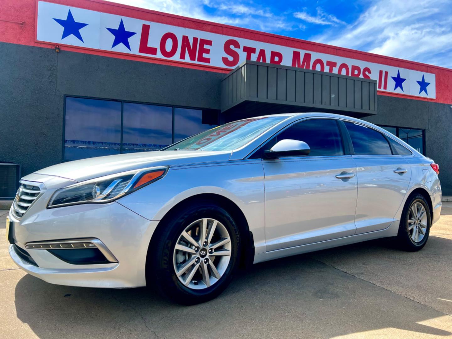 2015 SILVER /Beige HYUNDAI SONATA SE SE 4dr Sedan (5NPE24AF8FH) with an 2.4L I4 engine, Automatic 6-Speed transmission, located at 5900 E. Lancaster Ave., Fort Worth, TX, 76112, (817) 457-5456, 0.000000, 0.000000 - This is a 2015 Hyundai Sonata SE 4dr Sedan that is in excellent condition. There are no dents or scratches. The interior is clean with no rips or tears or stains. All power windows, door locks and seats. Ice cold AC for those hot Texas summer days. It is equipped with a CD player, AM/FM radio, AUX p - Photo#1