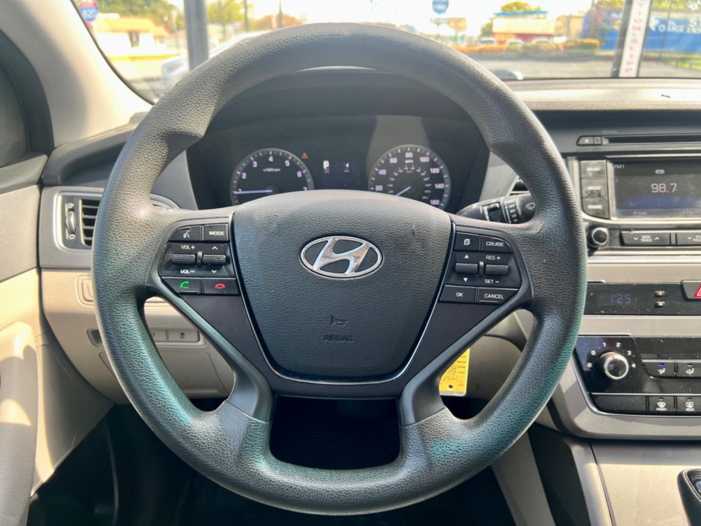 2015 SILVER /Beige HYUNDAI SONATA SE SE 4dr Sedan (5NPE24AF8FH) with an 2.4L I4 engine, Automatic 6-Speed transmission, located at 5900 E. Lancaster Ave., Fort Worth, TX, 76112, (817) 457-5456, 0.000000, 0.000000 - This is a 2015 Hyundai Sonata SE 4dr Sedan that is in excellent condition. There are no dents or scratches. The interior is clean with no rips or tears or stains. All power windows, door locks and seats. Ice cold AC for those hot Texas summer days. It is equipped with a CD player, AM/FM radio, AUX p - Photo#20