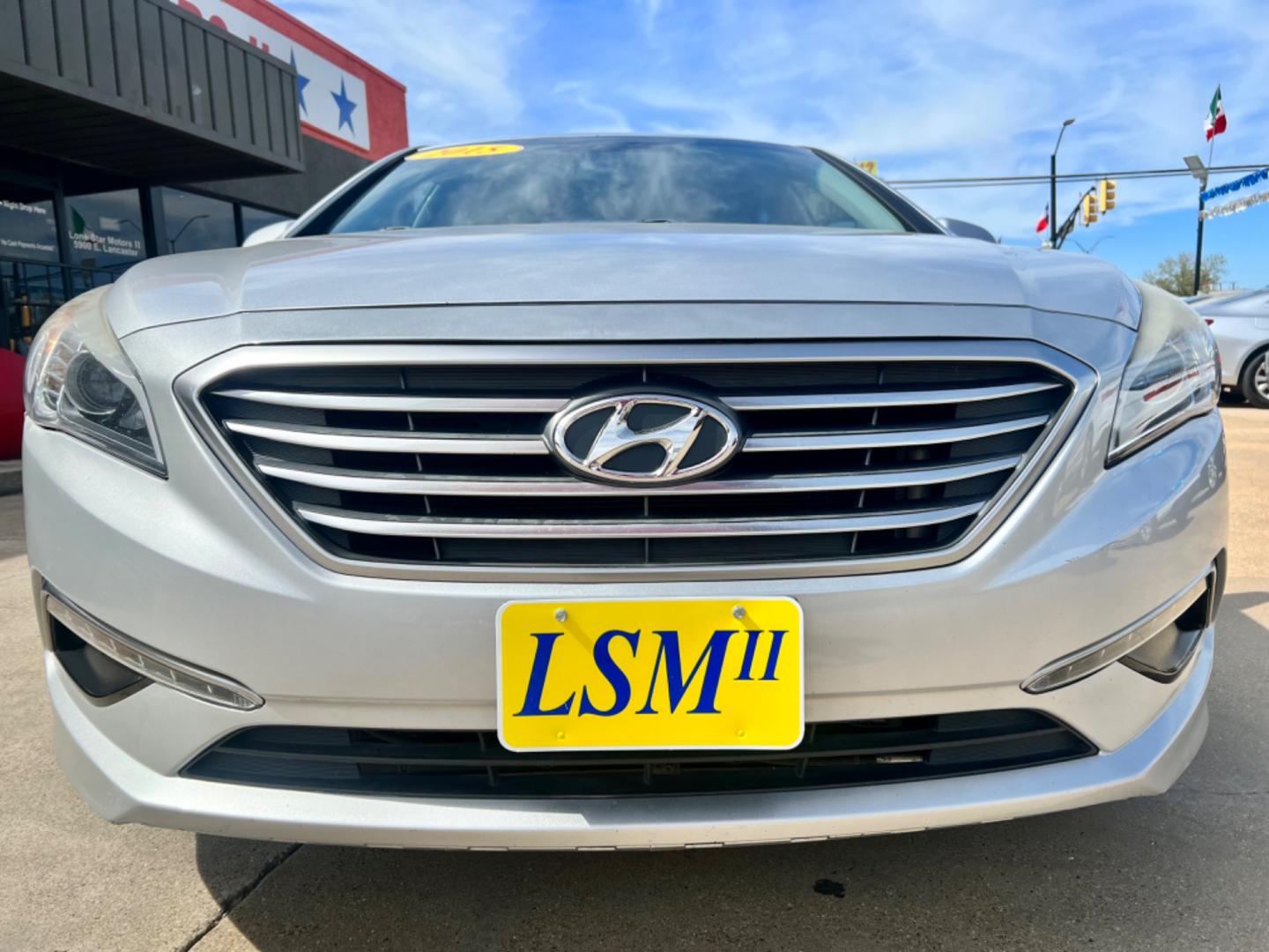 2015 SILVER /Beige HYUNDAI SONATA SE SE 4dr Sedan (5NPE24AF8FH) with an 2.4L I4 engine, Automatic 6-Speed transmission, located at 5900 E. Lancaster Ave., Fort Worth, TX, 76112, (817) 457-5456, 0.000000, 0.000000 - This is a 2015 Hyundai Sonata SE 4dr Sedan that is in excellent condition. There are no dents or scratches. The interior is clean with no rips or tears or stains. All power windows, door locks and seats. Ice cold AC for those hot Texas summer days. It is equipped with a CD player, AM/FM radio, AUX p - Photo#2