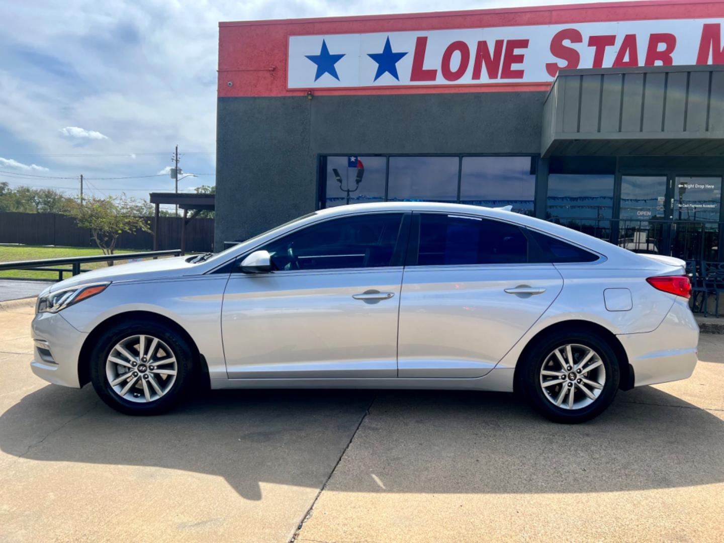 2015 SILVER /Beige HYUNDAI SONATA SE SE 4dr Sedan (5NPE24AF8FH) with an 2.4L I4 engine, Automatic 6-Speed transmission, located at 5900 E. Lancaster Ave., Fort Worth, TX, 76112, (817) 457-5456, 0.000000, 0.000000 - This is a 2015 Hyundai Sonata SE 4dr Sedan that is in excellent condition. There are no dents or scratches. The interior is clean with no rips or tears or stains. All power windows, door locks and seats. Ice cold AC for those hot Texas summer days. It is equipped with a CD player, AM/FM radio, AUX p - Photo#3