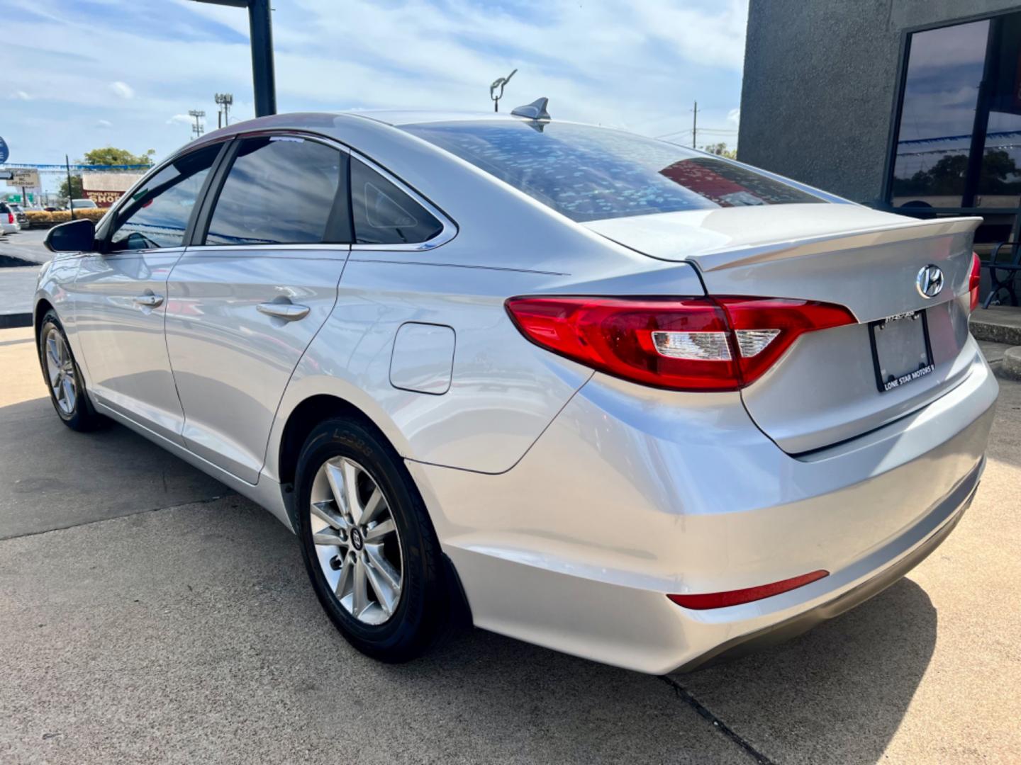 2015 SILVER /Beige HYUNDAI SONATA SE SE 4dr Sedan (5NPE24AF8FH) with an 2.4L I4 engine, Automatic 6-Speed transmission, located at 5900 E. Lancaster Ave., Fort Worth, TX, 76112, (817) 457-5456, 0.000000, 0.000000 - This is a 2015 Hyundai Sonata SE 4dr Sedan that is in excellent condition. There are no dents or scratches. The interior is clean with no rips or tears or stains. All power windows, door locks and seats. Ice cold AC for those hot Texas summer days. It is equipped with a CD player, AM/FM radio, AUX p - Photo#4