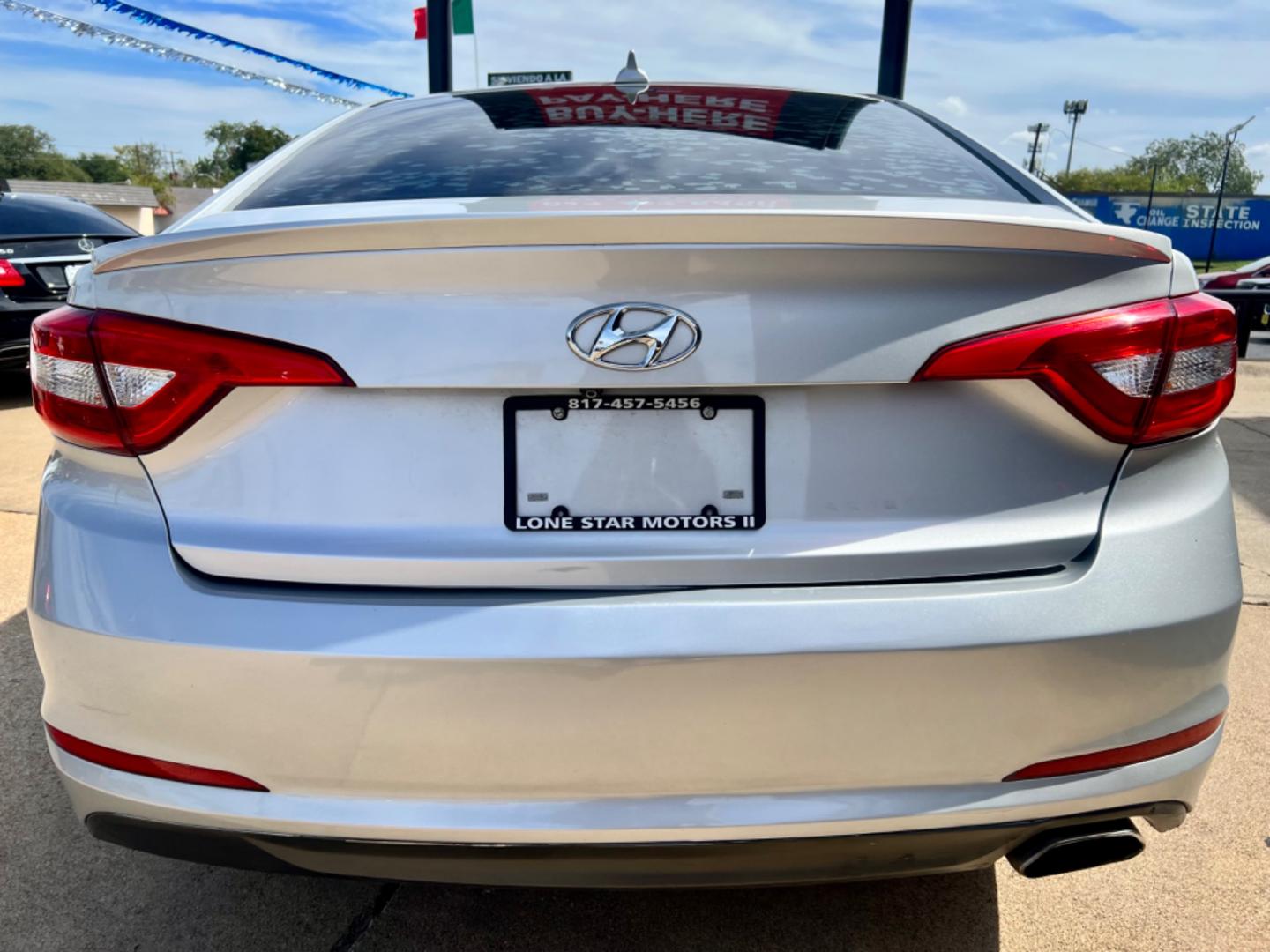 2015 SILVER /Beige HYUNDAI SONATA SE SE 4dr Sedan (5NPE24AF8FH) with an 2.4L I4 engine, Automatic 6-Speed transmission, located at 5900 E. Lancaster Ave., Fort Worth, TX, 76112, (817) 457-5456, 0.000000, 0.000000 - This is a 2015 Hyundai Sonata SE 4dr Sedan that is in excellent condition. There are no dents or scratches. The interior is clean with no rips or tears or stains. All power windows, door locks and seats. Ice cold AC for those hot Texas summer days. It is equipped with a CD player, AM/FM radio, AUX p - Photo#5