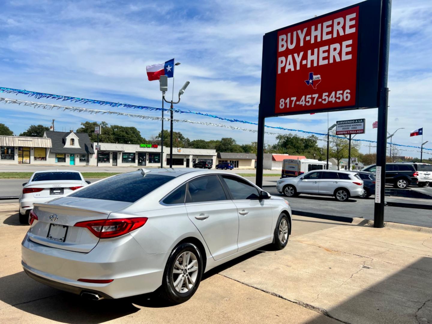 2015 SILVER /Beige HYUNDAI SONATA SE SE 4dr Sedan (5NPE24AF8FH) with an 2.4L I4 engine, Automatic 6-Speed transmission, located at 5900 E. Lancaster Ave., Fort Worth, TX, 76112, (817) 457-5456, 0.000000, 0.000000 - This is a 2015 Hyundai Sonata SE 4dr Sedan that is in excellent condition. There are no dents or scratches. The interior is clean with no rips or tears or stains. All power windows, door locks and seats. Ice cold AC for those hot Texas summer days. It is equipped with a CD player, AM/FM radio, AUX p - Photo#6