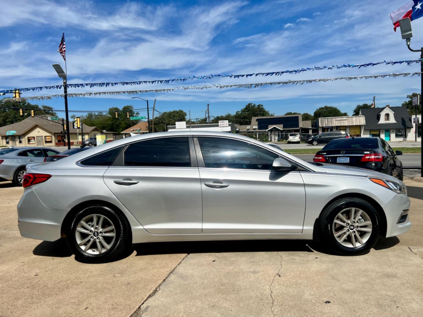 2015 SILVER /Beige HYUNDAI SONATA SE SE 4dr Sedan (5NPE24AF8FH) with an 2.4L I4 engine, Automatic 6-Speed transmission, located at 5900 E. Lancaster Ave., Fort Worth, TX, 76112, (817) 457-5456, 0.000000, 0.000000 - This is a 2015 Hyundai Sonata SE 4dr Sedan that is in excellent condition. There are no dents or scratches. The interior is clean with no rips or tears or stains. All power windows, door locks and seats. Ice cold AC for those hot Texas summer days. It is equipped with a CD player, AM/FM radio, AUX p - Photo#7