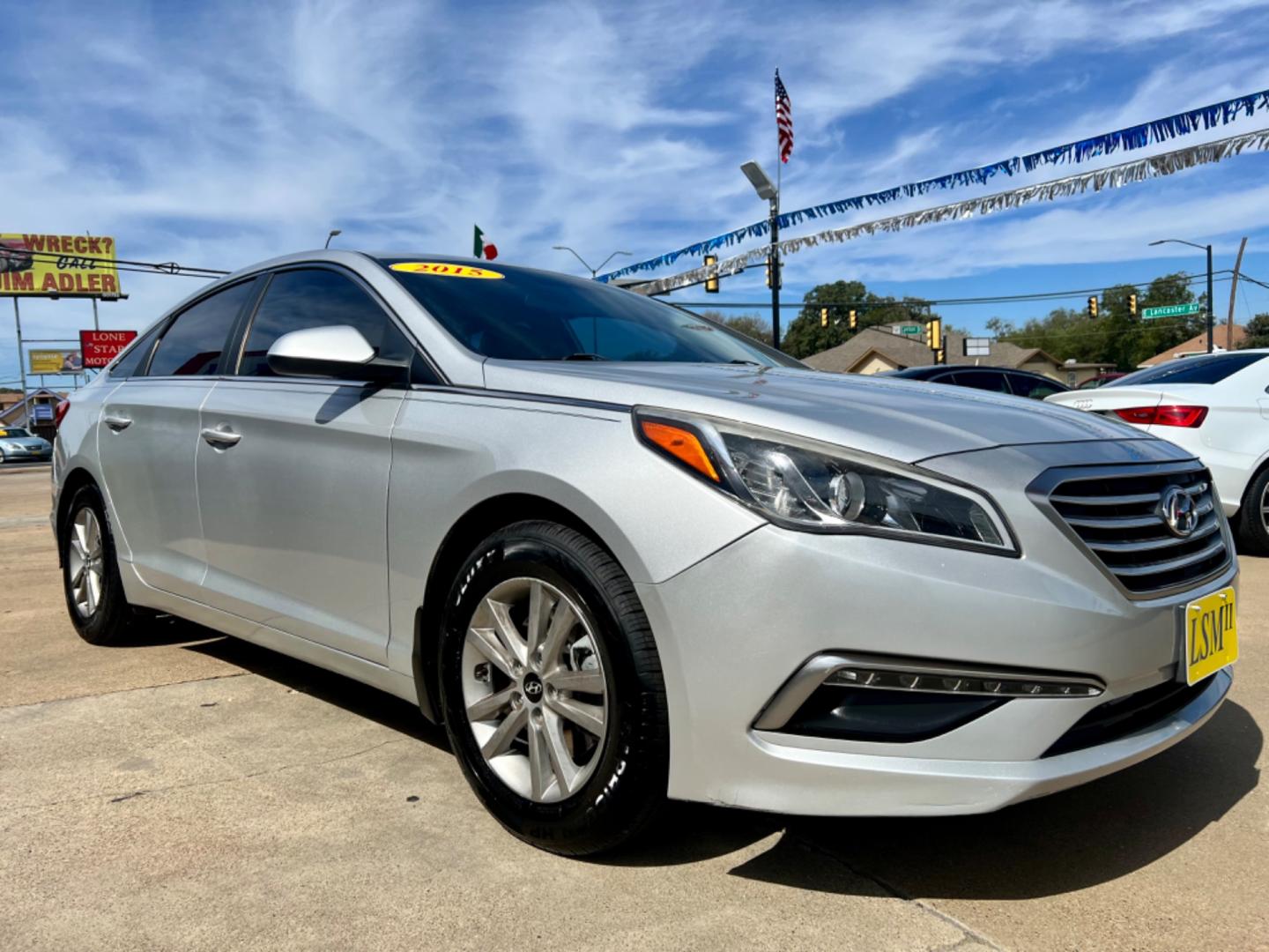 2015 SILVER /Beige HYUNDAI SONATA SE SE 4dr Sedan (5NPE24AF8FH) with an 2.4L I4 engine, Automatic 6-Speed transmission, located at 5900 E. Lancaster Ave., Fort Worth, TX, 76112, (817) 457-5456, 0.000000, 0.000000 - This is a 2015 Hyundai Sonata SE 4dr Sedan that is in excellent condition. There are no dents or scratches. The interior is clean with no rips or tears or stains. All power windows, door locks and seats. Ice cold AC for those hot Texas summer days. It is equipped with a CD player, AM/FM radio, AUX p - Photo#8