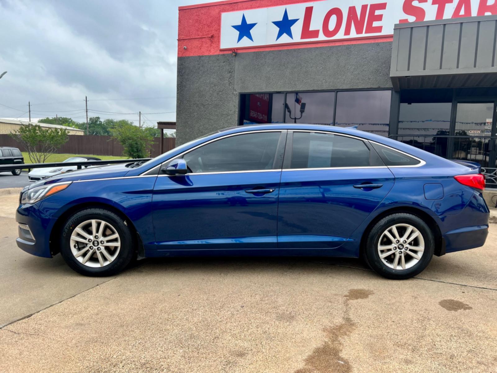 2015 BLUE /Beige HYUNDAI SONATA SE SE 4dr Sedan (5NPE24AF7FH) with an 2.4L I4 engine, Automatic 6-Speed transmission, located at 5900 E. Lancaster Ave., Fort Worth, TX, 76112, (817) 457-5456, 0.000000, 0.000000 - This is a 2015 Hyundai Sonata SE 4dr Sedan that is in excellent condition. There are no dents or scratches. The interior is clean with no rips or tears or stains. All power windows, door locks and seats. Ice cold AC for those hot Texas summer days. It is equipped with a CD player, AM/FM radio, AUX p - Photo #3