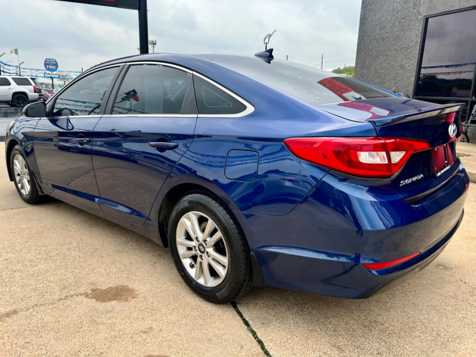 2015 BLUE /Beige HYUNDAI SONATA SE SE 4dr Sedan (5NPE24AF7FH) with an 2.4L I4 engine, Automatic 6-Speed transmission, located at 5900 E. Lancaster Ave., Fort Worth, TX, 76112, (817) 457-5456, 0.000000, 0.000000 - This is a 2015 Hyundai Sonata SE 4dr Sedan that is in excellent condition. There are no dents or scratches. The interior is clean with no rips or tears or stains. All power windows, door locks and seats. Ice cold AC for those hot Texas summer days. It is equipped with a CD player, AM/FM radio, AUX p - Photo #4