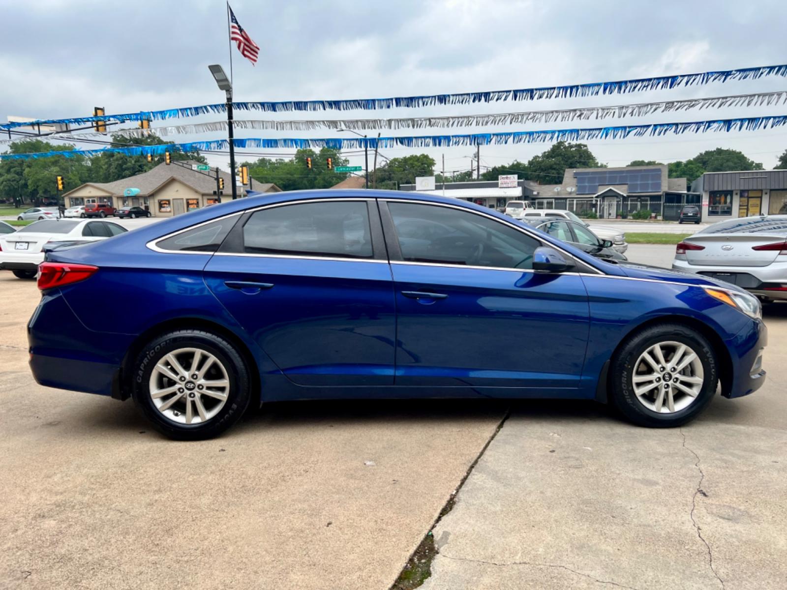 2015 BLUE /Beige HYUNDAI SONATA SE SE 4dr Sedan (5NPE24AF7FH) with an 2.4L I4 engine, Automatic 6-Speed transmission, located at 5900 E. Lancaster Ave., Fort Worth, TX, 76112, (817) 457-5456, 0.000000, 0.000000 - This is a 2015 Hyundai Sonata SE 4dr Sedan that is in excellent condition. There are no dents or scratches. The interior is clean with no rips or tears or stains. All power windows, door locks and seats. Ice cold AC for those hot Texas summer days. It is equipped with a CD player, AM/FM radio, AUX p - Photo #7