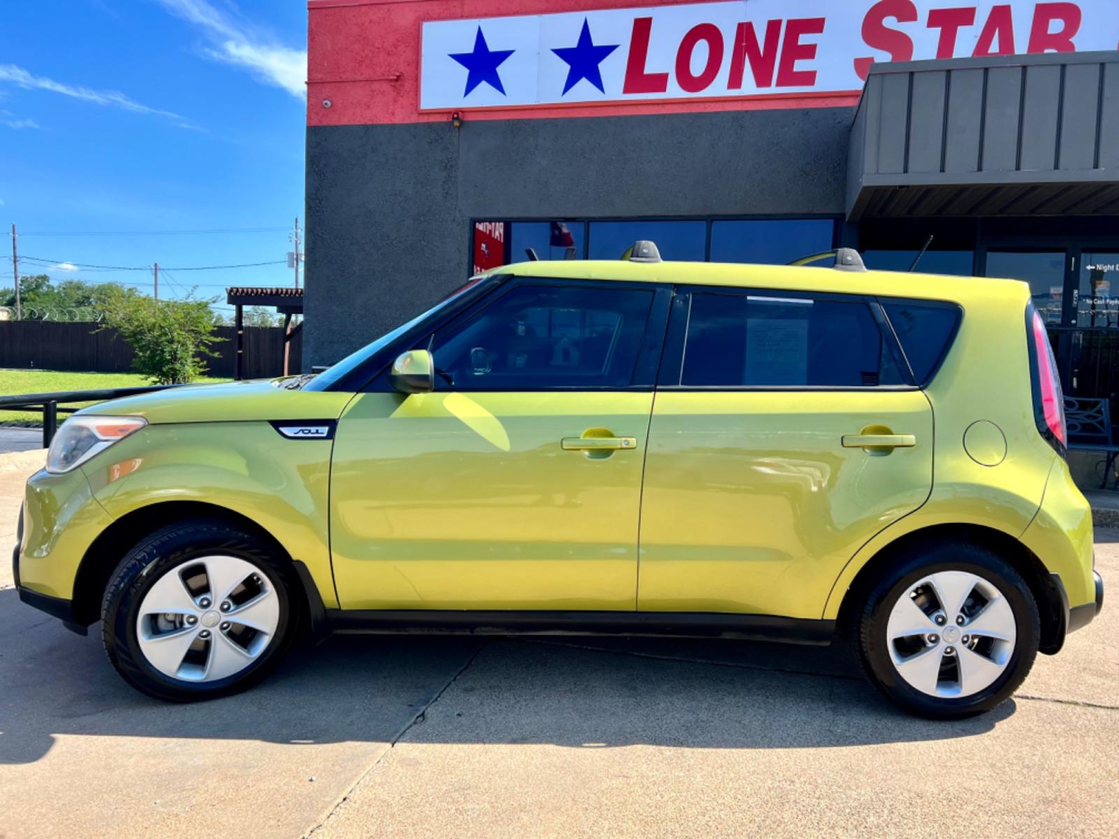 2015 GREEN /Gray KIA SOUL Base 4dr Crossover 6A (KNDJN2A27F7) with an 1.6L I4 engine, Automatic 6-Speed transmission, located at 5900 E. Lancaster Ave., Fort Worth, TX, 76112, (817) 457-5456, 0.000000, 0.000000 - This is a 2015 Kia Soul Base 4dr Crossover 6A that is in excellent condition. There are no dents or scratches. The interior is clean with no rips or tears or stains. All power windows, door locks and seats. Ice cold AC for those hot Texas summer days. It is equipped with a CD player, AM/FM radio, AU - Photo #5