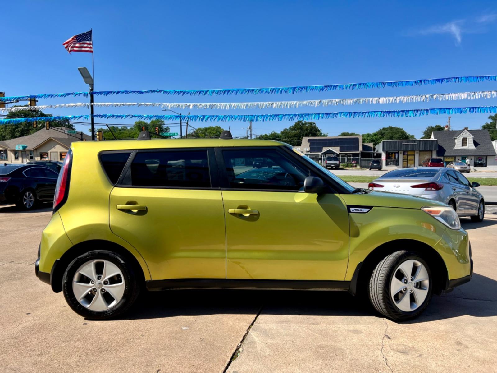 2015 GREEN /Gray KIA SOUL Base 4dr Crossover 6A (KNDJN2A27F7) with an 1.6L I4 engine, Automatic 6-Speed transmission, located at 5900 E. Lancaster Ave., Fort Worth, TX, 76112, (817) 457-5456, 0.000000, 0.000000 - This is a 2015 Kia Soul Base 4dr Crossover 6A that is in excellent condition. There are no dents or scratches. The interior is clean with no rips or tears or stains. All power windows, door locks and seats. Ice cold AC for those hot Texas summer days. It is equipped with a CD player, AM/FM radio, AU - Photo #7