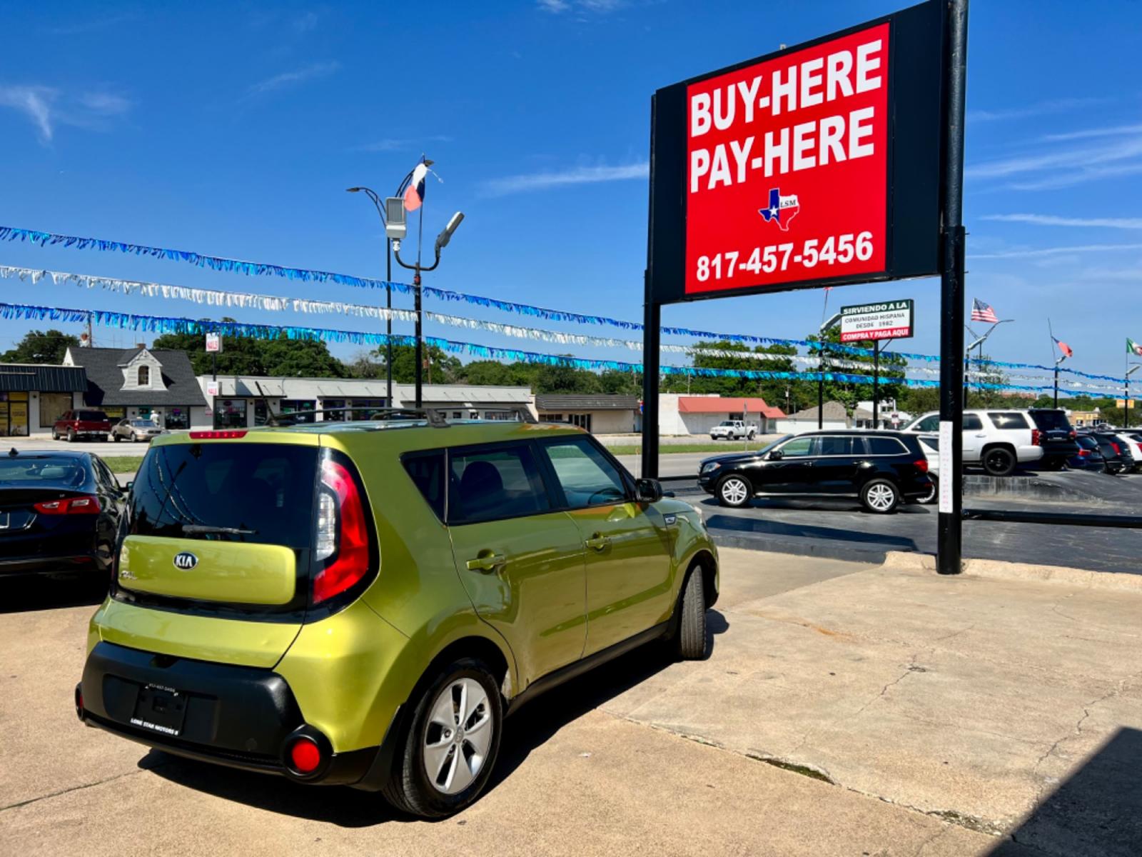 2015 GREEN /Gray KIA SOUL Base 4dr Crossover 6A (KNDJN2A27F7) with an 1.6L I4 engine, Automatic 6-Speed transmission, located at 5900 E. Lancaster Ave., Fort Worth, TX, 76112, (817) 457-5456, 0.000000, 0.000000 - This is a 2015 Kia Soul Base 4dr Crossover 6A that is in excellent condition. There are no dents or scratches. The interior is clean with no rips or tears or stains. All power windows, door locks and seats. Ice cold AC for those hot Texas summer days. It is equipped with a CD player, AM/FM radio, AU - Photo #8