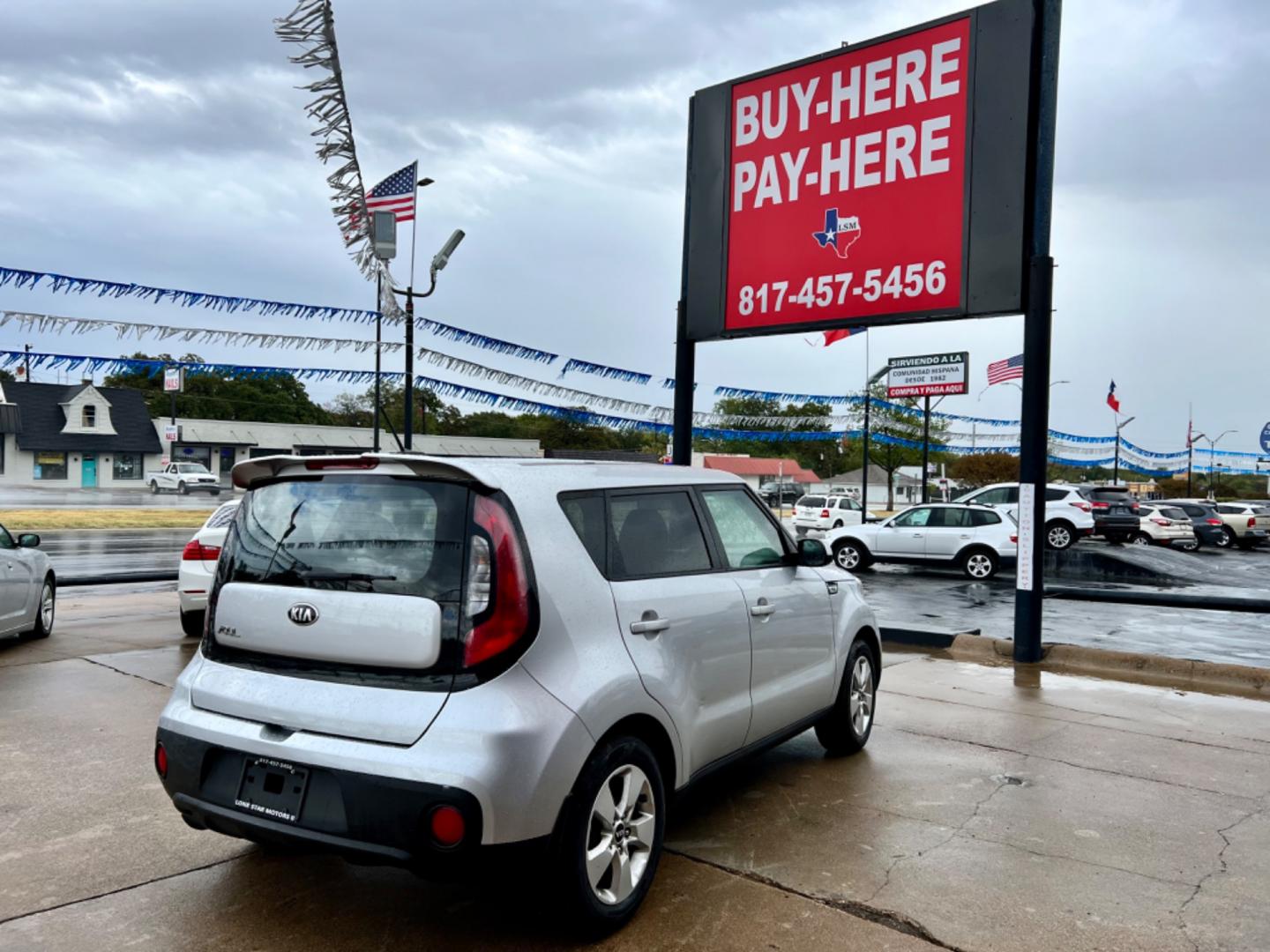 2017 SILVER /Gray KIA SOUL Base 4dr Crossover 6A (KNDJN2A24H7) with an 1.6L I4 engine, Automatic 6-Speed transmission, located at 5900 E. Lancaster Ave., Fort Worth, TX, 76112, (817) 457-5456, 0.000000, 0.000000 - This is a 2017 Kia Soul Base 4dr Crossover 6A that is in excellent condition. There are no dents or scratches. The interior is clean with no rips or tears or stains. All power windows, door locks and seats. Ice cold AC for those hot Texas summer days. It is equipped with a CD player, AM/FM radio, AU - Photo#4