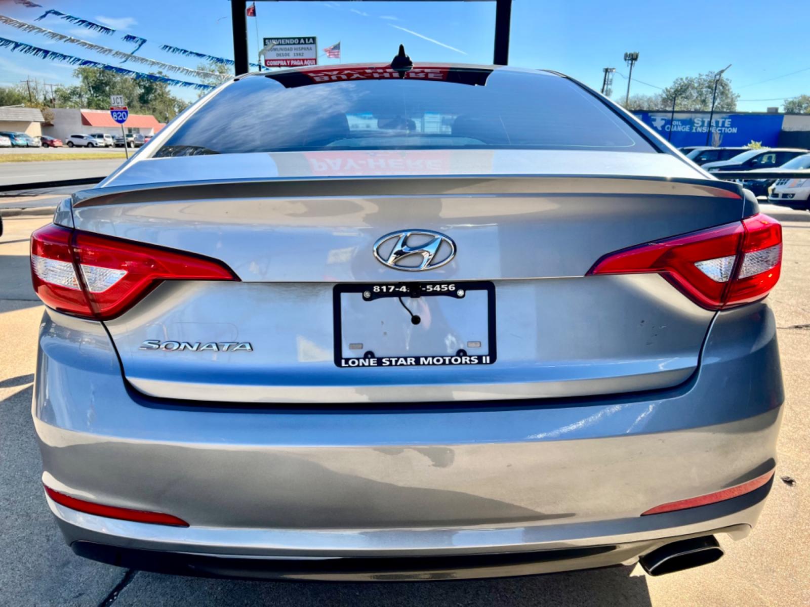 2016 GRAY /Gray HYUNDAI SONATA SE 4dr Sedan (5NPE24AF3GH) with an 2.4L I4 engine, Automatic 6-Speed transmission, located at 5900 E. Lancaster Ave., Fort Worth, TX, 76112, (817) 457-5456, 0.000000, 0.000000 - This is a 2016 Hyundai Sonata SE 4dr Sedan that is in excellent condition. There are no dents or scratches. The interior is clean with no rips or tears or stains. All power windows, door locks and seats. Ice cold AC for those hot Texas summer days. It is equipped with a CD player, AM/FM radio, AUX p - Photo #4