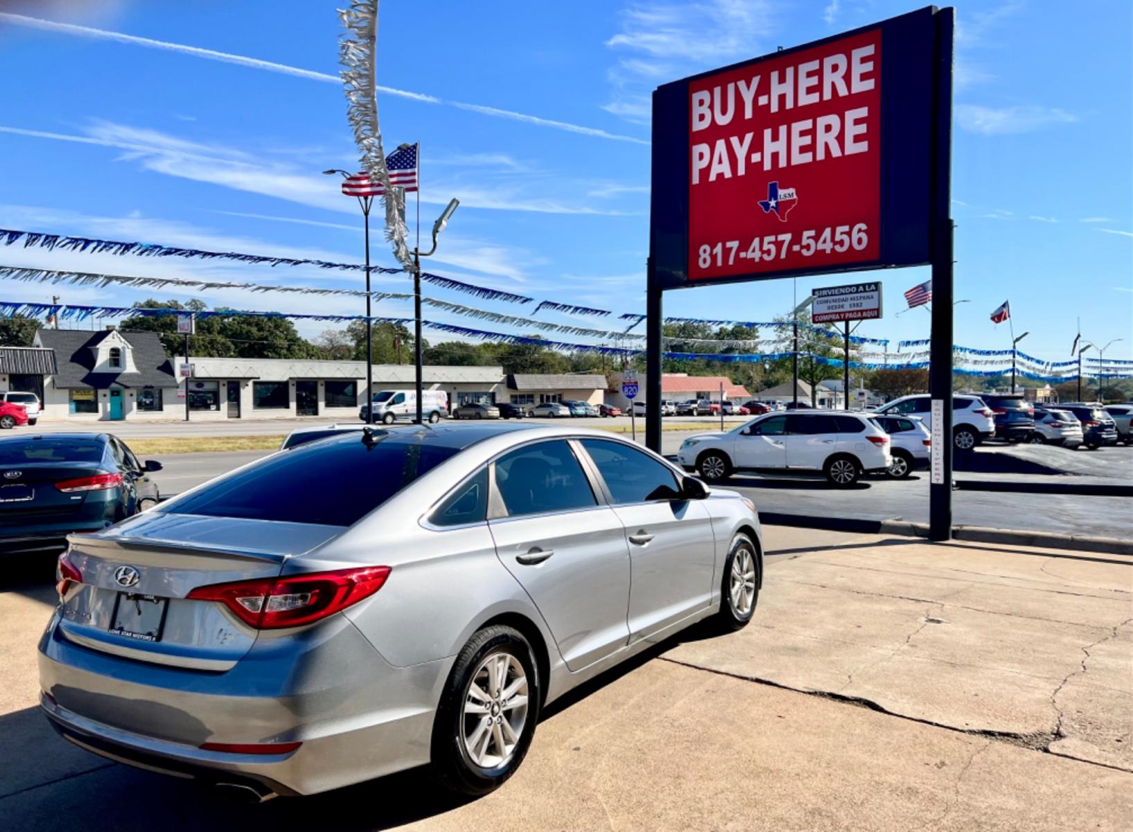 2016 GRAY /Gray HYUNDAI SONATA SE 4dr Sedan (5NPE24AF3GH) with an 2.4L I4 engine, Automatic 6-Speed transmission, located at 5900 E. Lancaster Ave., Fort Worth, TX, 76112, (817) 457-5456, 0.000000, 0.000000 - This is a 2016 Hyundai Sonata SE 4dr Sedan that is in excellent condition. There are no dents or scratches. The interior is clean with no rips or tears or stains. All power windows, door locks and seats. Ice cold AC for those hot Texas summer days. It is equipped with a CD player, AM/FM radio, AUX p - Photo #5