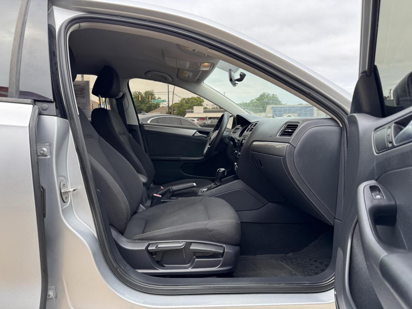 2016 SILVER /Gray VOLKSWAGEN JETTA 1.4T SE 4dr Sedan 6A (3VWD67AJ7GM) with an 1.4L I4 Turbocharger engine, Automatic 6-Speed transmission, located at 5900 E. Lancaster Ave., Fort Worth, TX, 76112, (817) 457-5456, 0.000000, 0.000000 - CASH CAR ON SALE FOR $4995 CALL OR TEXT Byron at 817-966-5010 CALL OR TEXT Marco at 682-558-2178 se habla espanol! - Photo#16