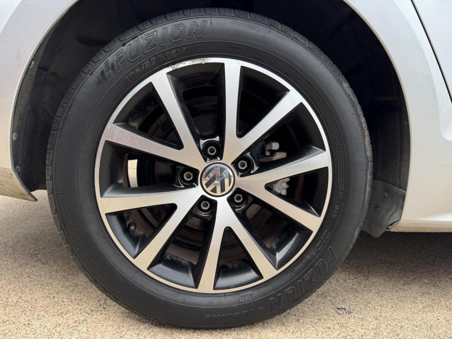 2016 SILVER /Gray VOLKSWAGEN JETTA 1.4T SE 4dr Sedan 6A (3VWD67AJ7GM) with an 1.4L I4 Turbocharger engine, Automatic 6-Speed transmission, located at 5900 E. Lancaster Ave., Fort Worth, TX, 76112, (817) 457-5456, 0.000000, 0.000000 - CASH CAR ON SALE FOR $4995 CALL OR TEXT Byron at 817-966-5010 CALL OR TEXT Marco at 682-558-2178 se habla espanol! - Photo#22
