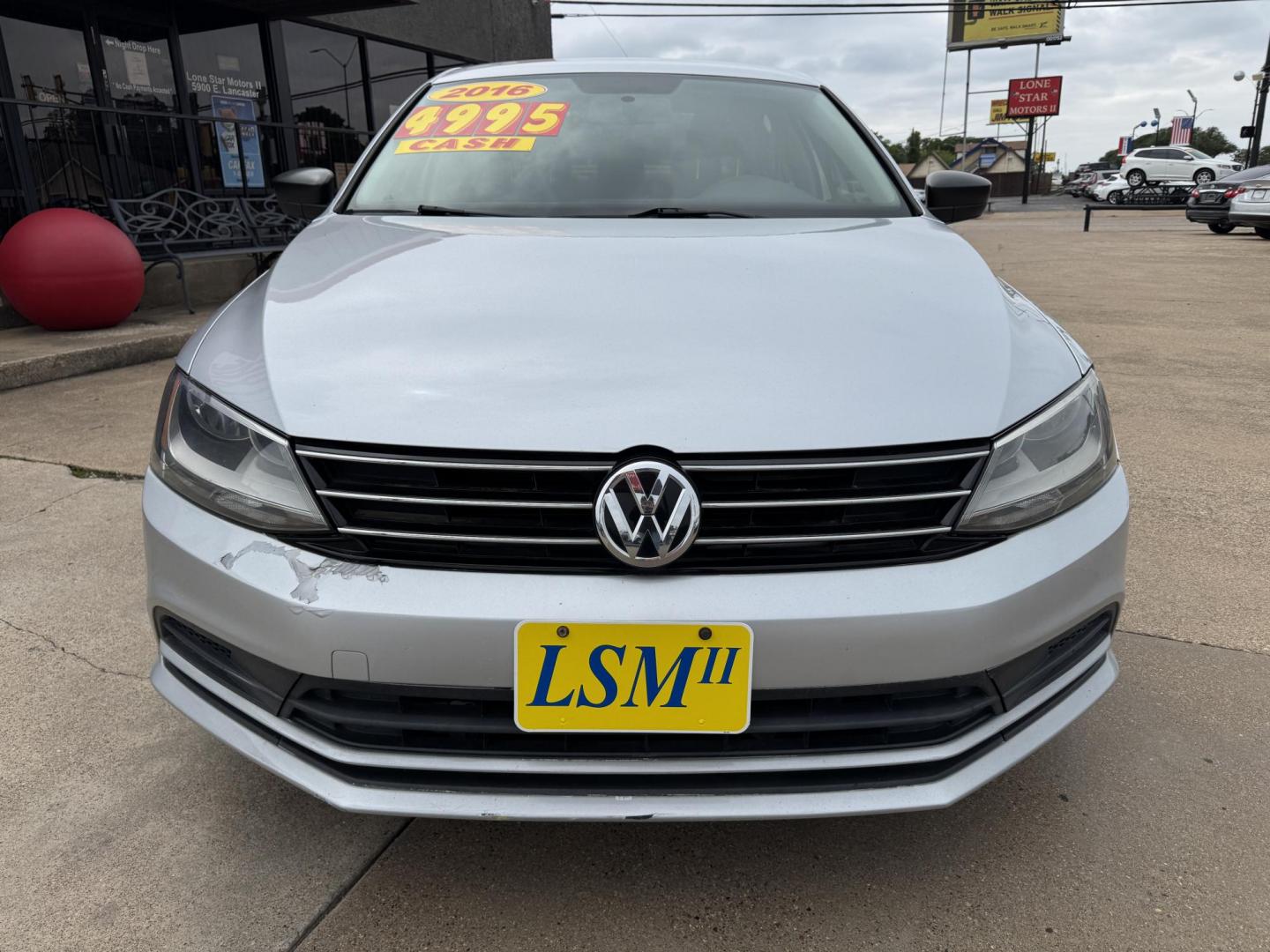 2016 SILVER /Gray VOLKSWAGEN JETTA 1.4T SE 4dr Sedan 6A (3VWD67AJ7GM) with an 1.4L I4 Turbocharger engine, Automatic 6-Speed transmission, located at 5900 E. Lancaster Ave., Fort Worth, TX, 76112, (817) 457-5456, 0.000000, 0.000000 - CASH CAR ON SALE FOR $4995 CALL OR TEXT Byron at 817-966-5010 CALL OR TEXT Marco at 682-558-2178 se habla espanol! - Photo#1