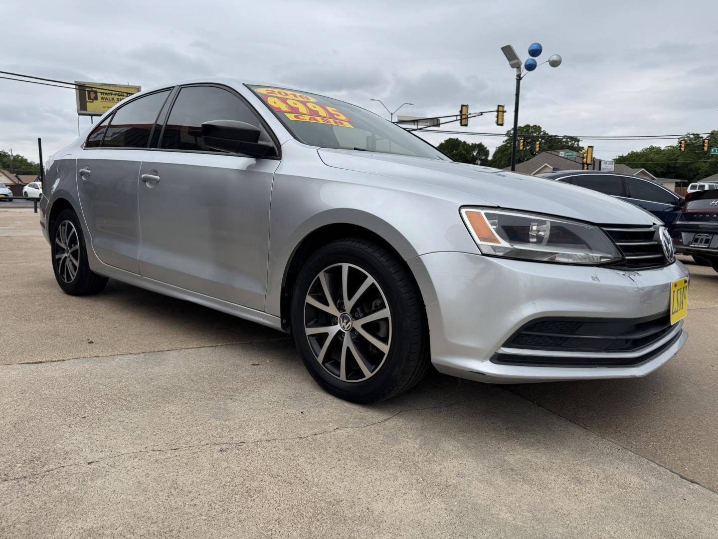 2016 SILVER /Gray VOLKSWAGEN JETTA 1.4T SE 4dr Sedan 6A (3VWD67AJ7GM) with an 1.4L I4 Turbocharger engine, Automatic 6-Speed transmission, located at 5900 E. Lancaster Ave., Fort Worth, TX, 76112, (817) 457-5456, 0.000000, 0.000000 - CASH CAR ON SALE FOR $4995 CALL OR TEXT Byron at 817-966-5010 CALL OR TEXT Marco at 682-558-2178 se habla espanol! - Photo#2