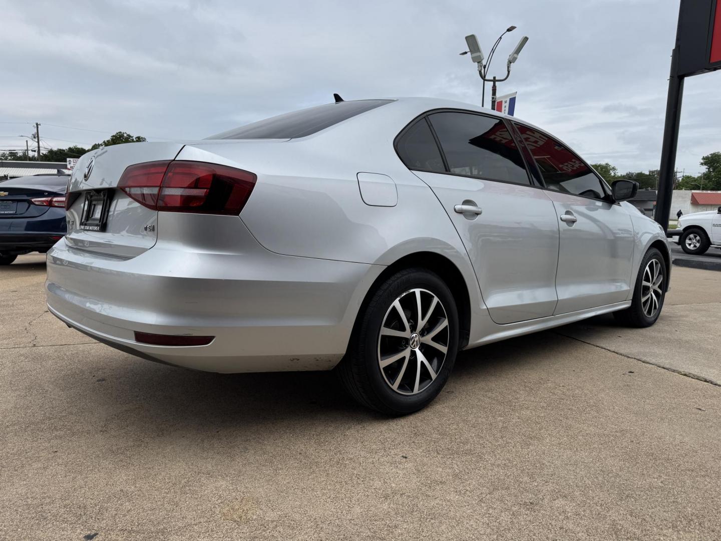 2016 SILVER /Gray VOLKSWAGEN JETTA 1.4T SE 4dr Sedan 6A (3VWD67AJ7GM) with an 1.4L I4 Turbocharger engine, Automatic 6-Speed transmission, located at 5900 E. Lancaster Ave., Fort Worth, TX, 76112, (817) 457-5456, 0.000000, 0.000000 - CASH CAR ON SALE FOR $4995 CALL OR TEXT Byron at 817-966-5010 CALL OR TEXT Marco at 682-558-2178 se habla espanol! - Photo#3