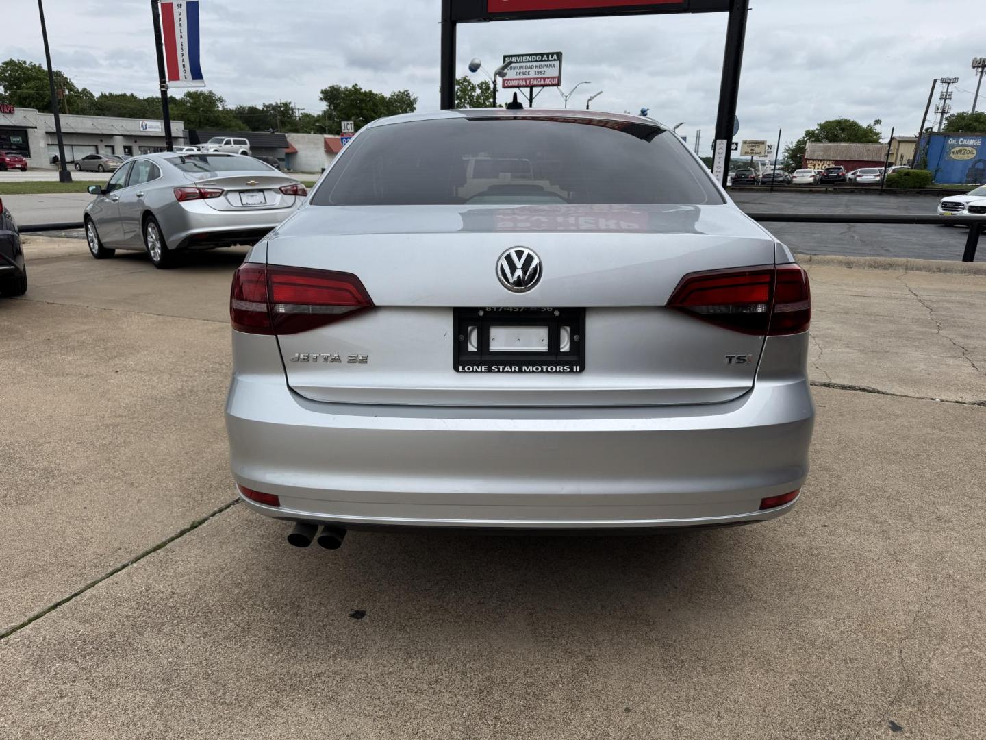 2016 SILVER /Gray VOLKSWAGEN JETTA 1.4T SE 4dr Sedan 6A (3VWD67AJ7GM) with an 1.4L I4 Turbocharger engine, Automatic 6-Speed transmission, located at 5900 E. Lancaster Ave., Fort Worth, TX, 76112, (817) 457-5456, 0.000000, 0.000000 - CASH CAR ON SALE FOR $4995 CALL OR TEXT Byron at 817-966-5010 CALL OR TEXT Marco at 682-558-2178 se habla espanol! - Photo#4