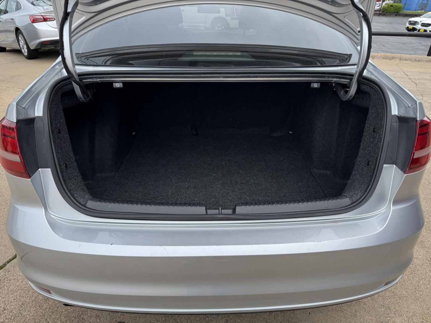 2016 SILVER /Gray VOLKSWAGEN JETTA 1.4T SE 4dr Sedan 6A (3VWD67AJ7GM) with an 1.4L I4 Turbocharger engine, Automatic 6-Speed transmission, located at 5900 E. Lancaster Ave., Fort Worth, TX, 76112, (817) 457-5456, 0.000000, 0.000000 - CASH CAR ON SALE FOR $4995 CALL OR TEXT Byron at 817-966-5010 CALL OR TEXT Marco at 682-558-2178 se habla espanol! - Photo#5