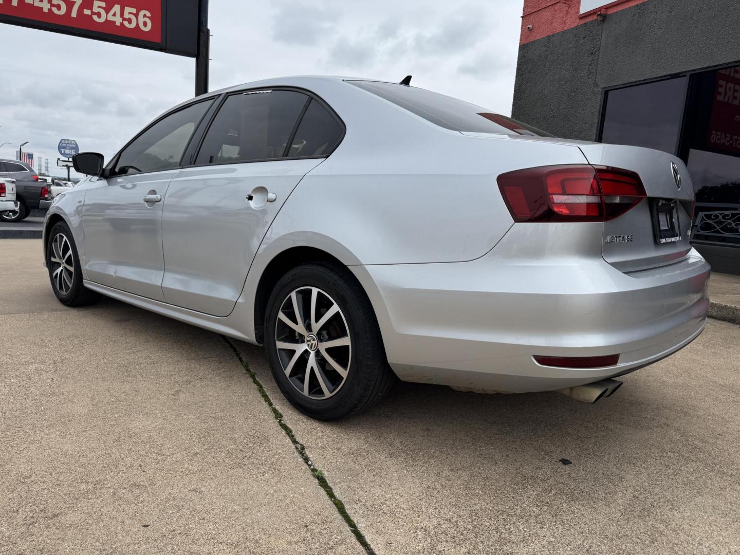 2016 SILVER /Gray VOLKSWAGEN JETTA 1.4T SE 4dr Sedan 6A (3VWD67AJ7GM) with an 1.4L I4 Turbocharger engine, Automatic 6-Speed transmission, located at 5900 E. Lancaster Ave., Fort Worth, TX, 76112, (817) 457-5456, 0.000000, 0.000000 - CASH CAR ON SALE FOR $4995 CALL OR TEXT Byron at 817-966-5010 CALL OR TEXT Marco at 682-558-2178 se habla espanol! - Photo#6