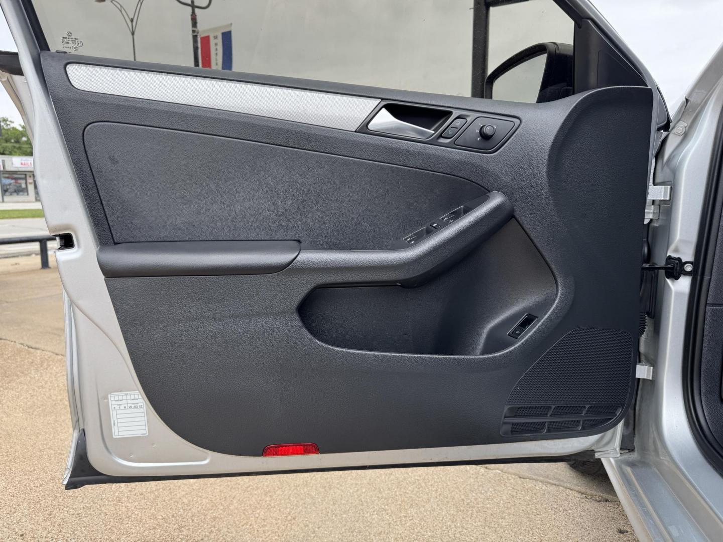 2016 SILVER /Gray VOLKSWAGEN JETTA 1.4T SE 4dr Sedan 6A (3VWD67AJ7GM) with an 1.4L I4 Turbocharger engine, Automatic 6-Speed transmission, located at 5900 E. Lancaster Ave., Fort Worth, TX, 76112, (817) 457-5456, 0.000000, 0.000000 - CASH CAR ON SALE FOR $4995 CALL OR TEXT Byron at 817-966-5010 CALL OR TEXT Marco at 682-558-2178 se habla espanol! - Photo#7