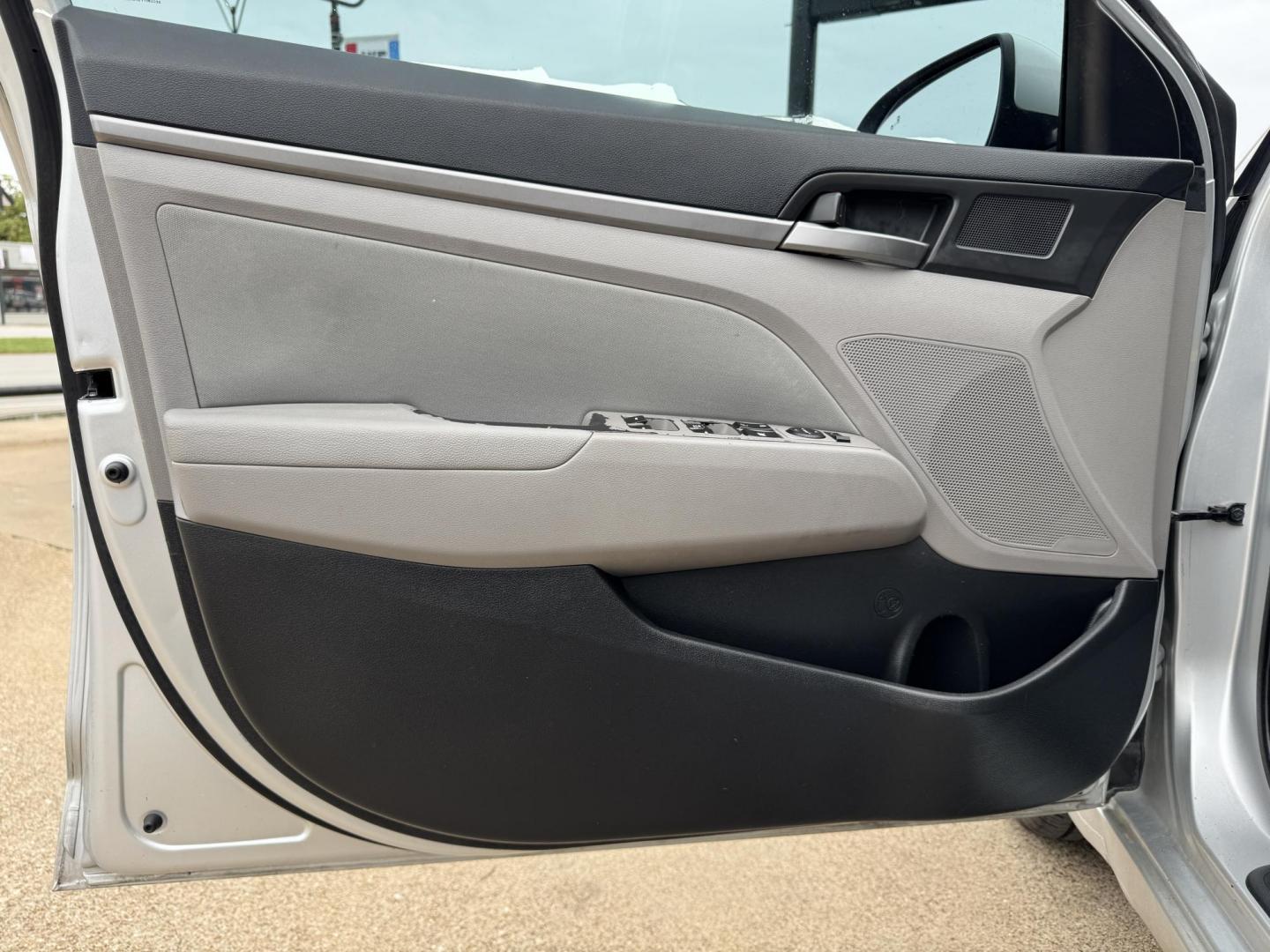 2018 SILVER /Gray HYUNDAI ELANTRA Limited 4dr Sedan (5NPD84LF7JH) with an 2.0L I4 engine, Automatic 6-Speed transmission, located at 5900 E. Lancaster Ave., Fort Worth, TX, 76112, (817) 457-5456, 0.000000, 0.000000 - This is a 2018 Hyundai Elantra Limited 4dr Sedan that is in excellent condition. There are no dents or scratches. The interior is clean with no rips or tears or stains. All power windows, door locks and seats. Ice cold AC for those hot Texas summer days. It is equipped with a CD player, AM/FM radio, - Photo#7