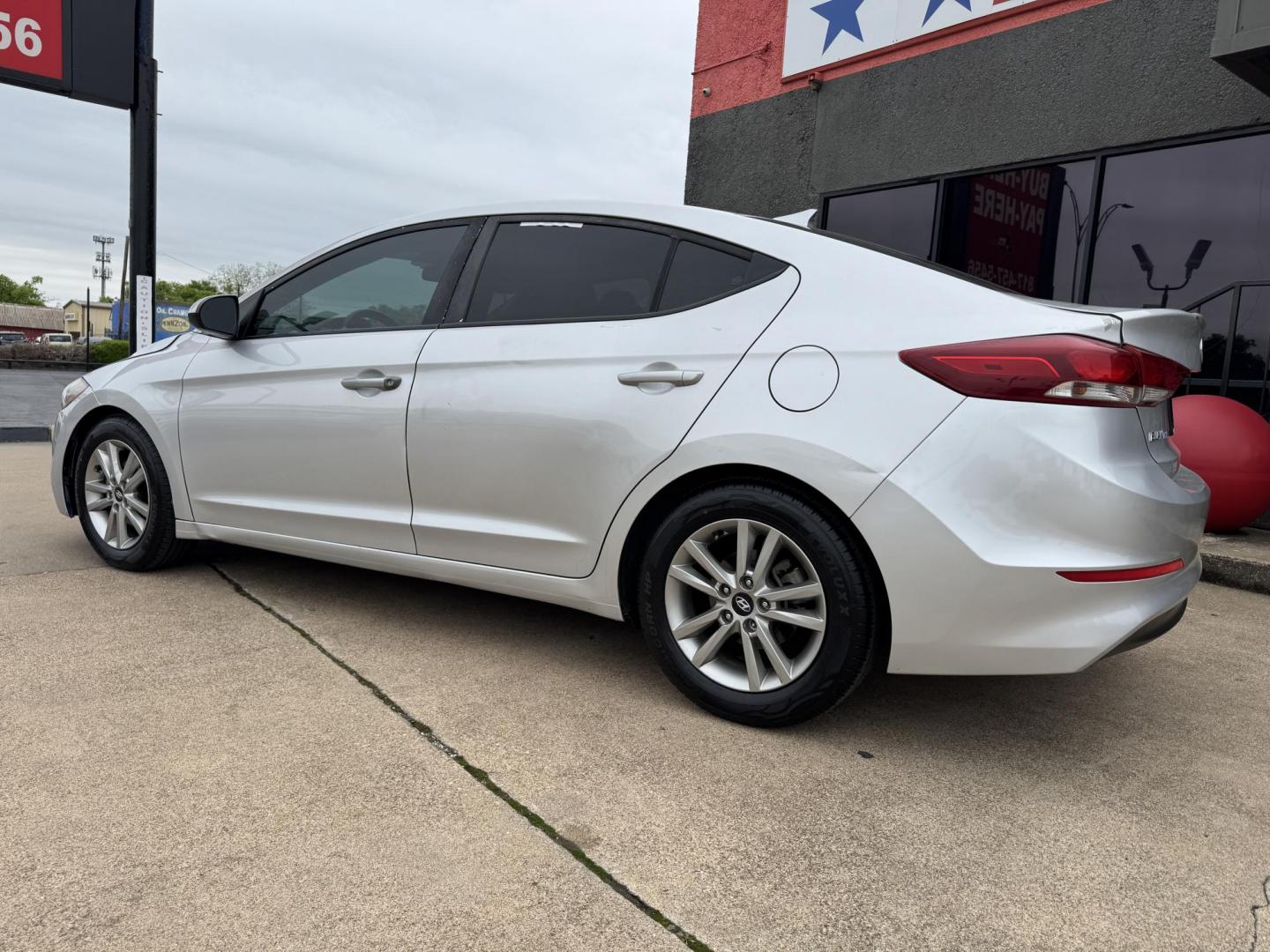 2018 SILVER /Gray HYUNDAI ELANTRA Limited 4dr Sedan (5NPD84LF7JH) with an 2.0L I4 engine, Automatic 6-Speed transmission, located at 5900 E. Lancaster Ave., Fort Worth, TX, 76112, (817) 457-5456, 0.000000, 0.000000 - This is a 2018 Hyundai Elantra Limited 4dr Sedan that is in excellent condition. There are no dents or scratches. The interior is clean with no rips or tears or stains. All power windows, door locks and seats. Ice cold AC for those hot Texas summer days. It is equipped with a CD player, AM/FM radio, - Photo#6