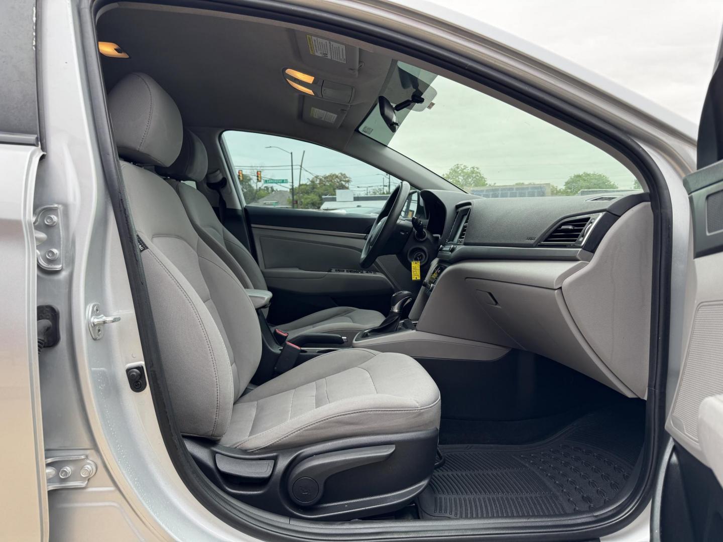 2018 SILVER /Gray HYUNDAI ELANTRA Limited 4dr Sedan (5NPD84LF7JH) with an 2.0L I4 engine, Automatic 6-Speed transmission, located at 5900 E. Lancaster Ave., Fort Worth, TX, 76112, (817) 457-5456, 0.000000, 0.000000 - This is a 2018 Hyundai Elantra Limited 4dr Sedan that is in excellent condition. There are no dents or scratches. The interior is clean with no rips or tears or stains. All power windows, door locks and seats. Ice cold AC for those hot Texas summer days. It is equipped with a CD player, AM/FM radio, - Photo#15