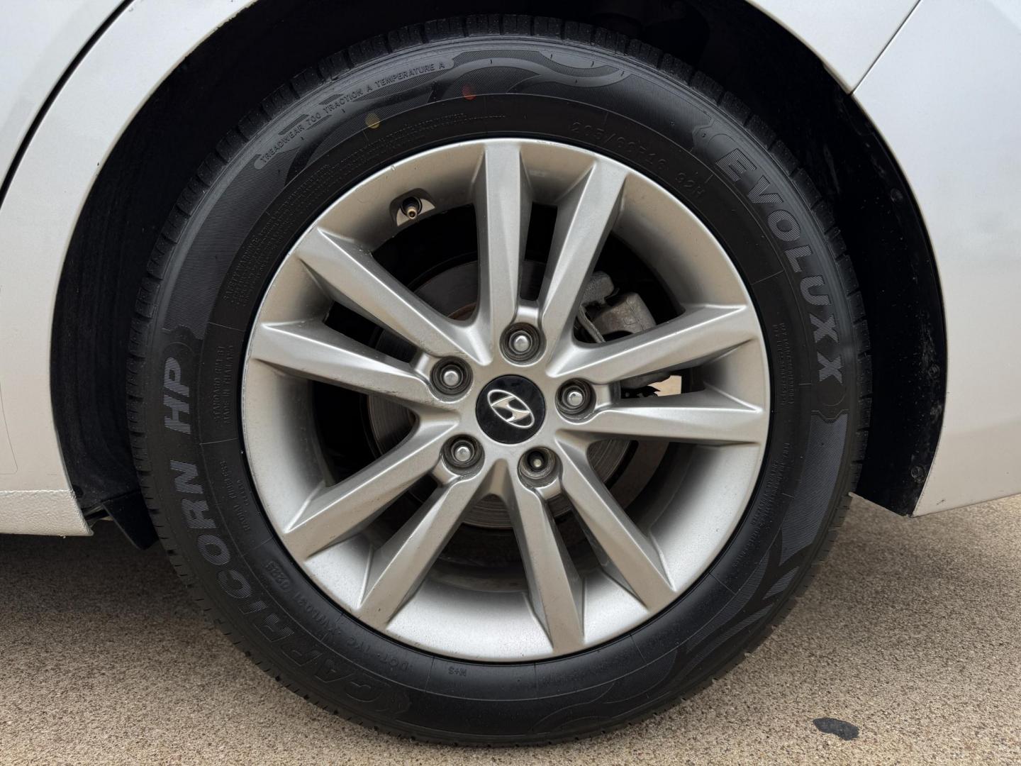 2018 SILVER /Gray HYUNDAI ELANTRA Limited 4dr Sedan (5NPD84LF7JH) with an 2.0L I4 engine, Automatic 6-Speed transmission, located at 5900 E. Lancaster Ave., Fort Worth, TX, 76112, (817) 457-5456, 0.000000, 0.000000 - This is a 2018 Hyundai Elantra Limited 4dr Sedan that is in excellent condition. There are no dents or scratches. The interior is clean with no rips or tears or stains. All power windows, door locks and seats. Ice cold AC for those hot Texas summer days. It is equipped with a CD player, AM/FM radio, - Photo#21