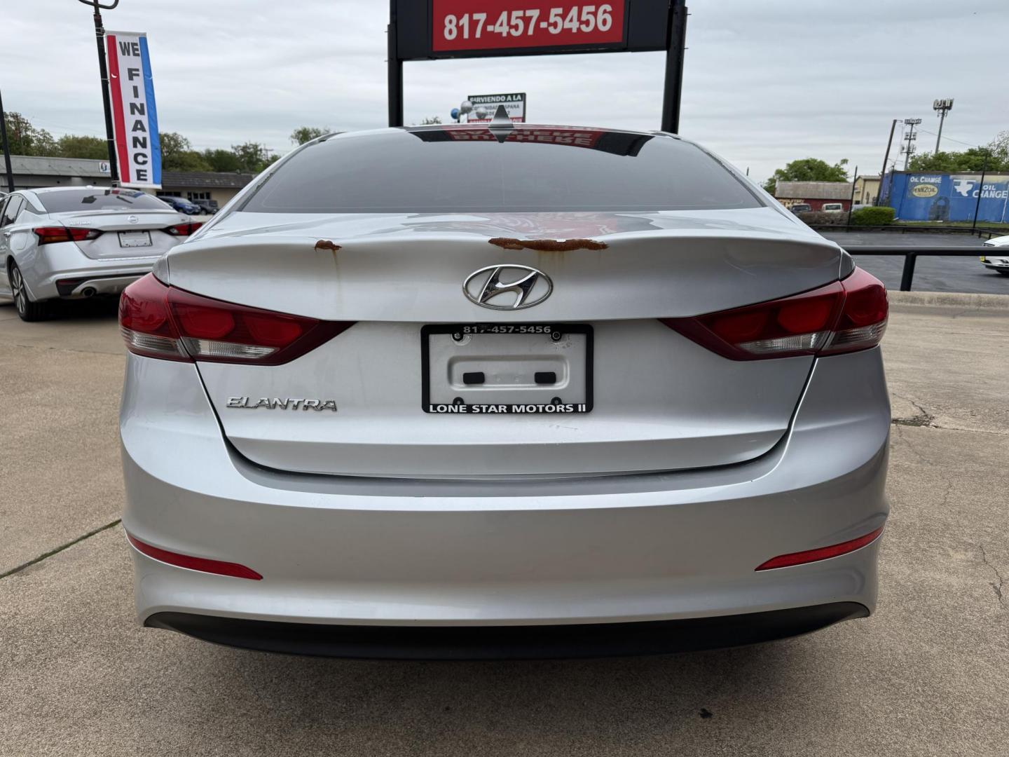 2018 SILVER /Gray HYUNDAI ELANTRA Limited 4dr Sedan (5NPD84LF7JH) with an 2.0L I4 engine, Automatic 6-Speed transmission, located at 5900 E. Lancaster Ave., Fort Worth, TX, 76112, (817) 457-5456, 0.000000, 0.000000 - This is a 2018 Hyundai Elantra Limited 4dr Sedan that is in excellent condition. There are no dents or scratches. The interior is clean with no rips or tears or stains. All power windows, door locks and seats. Ice cold AC for those hot Texas summer days. It is equipped with a CD player, AM/FM radio, - Photo#4