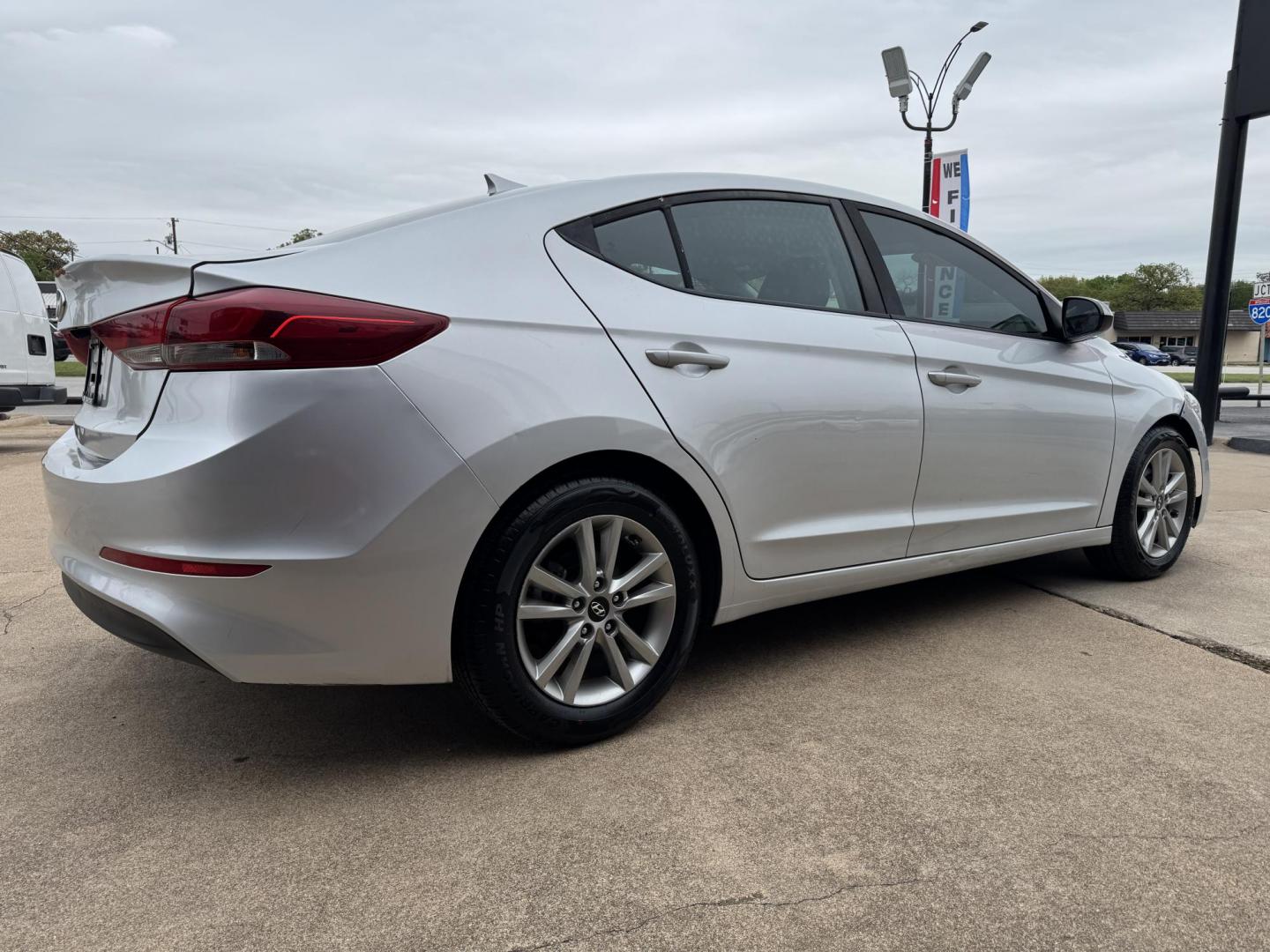 2018 SILVER /Gray HYUNDAI ELANTRA Limited 4dr Sedan (5NPD84LF7JH) with an 2.0L I4 engine, Automatic 6-Speed transmission, located at 5900 E. Lancaster Ave., Fort Worth, TX, 76112, (817) 457-5456, 0.000000, 0.000000 - This is a 2018 Hyundai Elantra Limited 4dr Sedan that is in excellent condition. There are no dents or scratches. The interior is clean with no rips or tears or stains. All power windows, door locks and seats. Ice cold AC for those hot Texas summer days. It is equipped with a CD player, AM/FM radio, - Photo#3