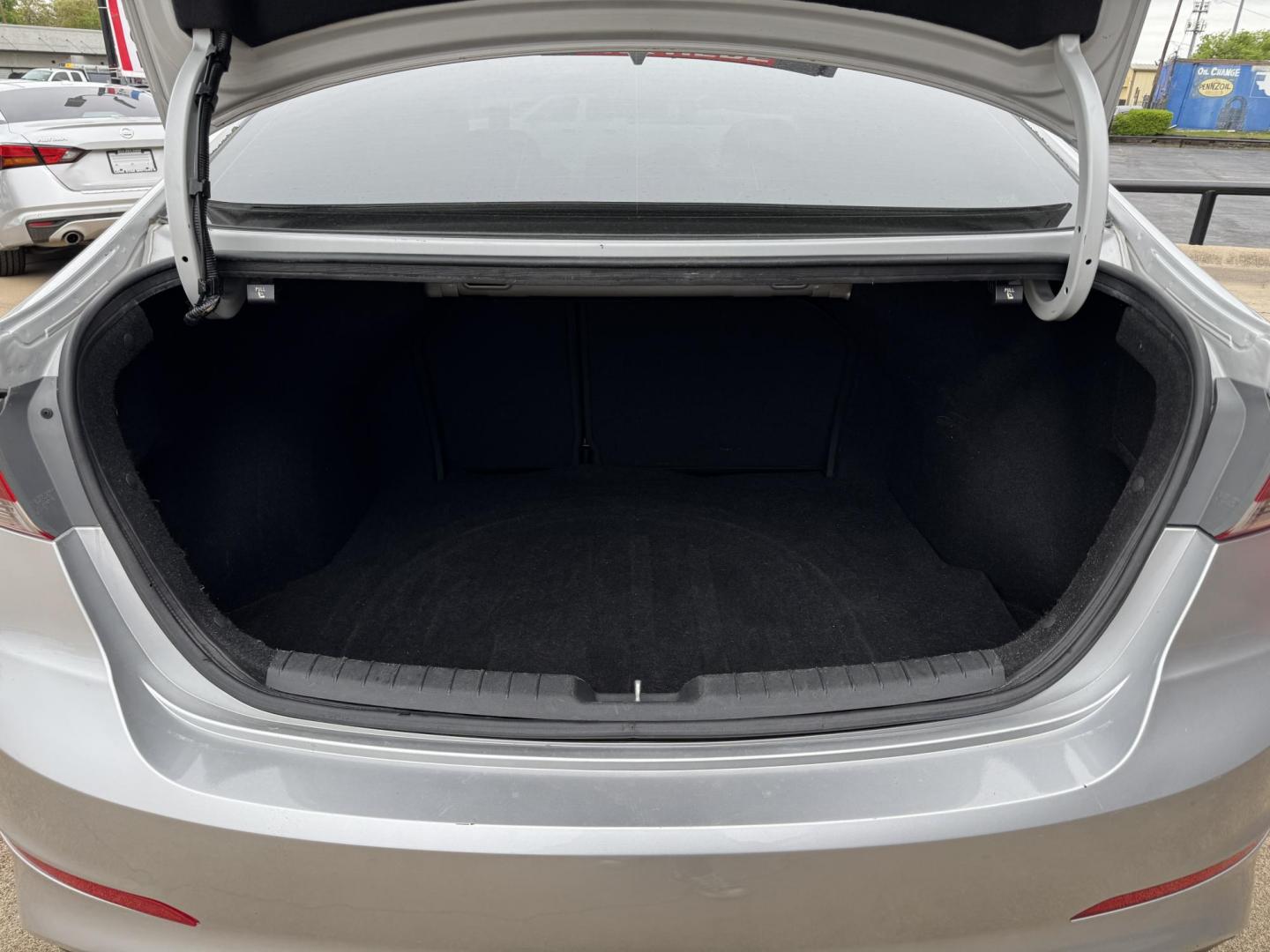 2018 SILVER /Gray HYUNDAI ELANTRA Limited 4dr Sedan (5NPD84LF7JH) with an 2.0L I4 engine, Automatic 6-Speed transmission, located at 5900 E. Lancaster Ave., Fort Worth, TX, 76112, (817) 457-5456, 0.000000, 0.000000 - This is a 2018 Hyundai Elantra Limited 4dr Sedan that is in excellent condition. There are no dents or scratches. The interior is clean with no rips or tears or stains. All power windows, door locks and seats. Ice cold AC for those hot Texas summer days. It is equipped with a CD player, AM/FM radio, - Photo#5