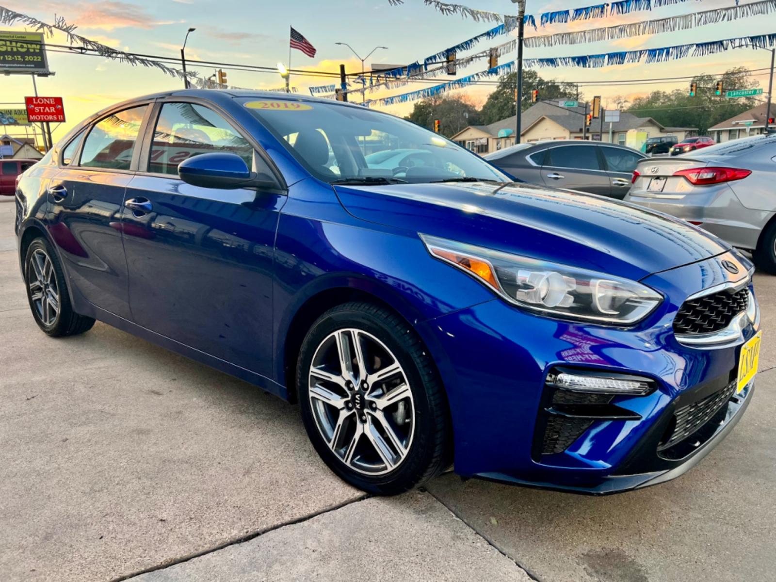 2019 BLUE /Gray KIA FORTE S S 4dr Sedan (3KPF34AD5KE) with an 2.0L I4 engine, CVT transmission, located at 5900 E. Lancaster Ave., Fort Worth, TX, 76112, (817) 457-5456, 0.000000, 0.000000 - This is a 2019 Kia Forte S 4dr Sedan that is in excellent condition. There are no dents or scratches. The interior is clean with no rips or tears or stains. All power windows, door locks and seats. Ice cold AC for those hot Texas summer days. It is equipped with a CD player, AM/FM radio, AUX port, B - Photo #7