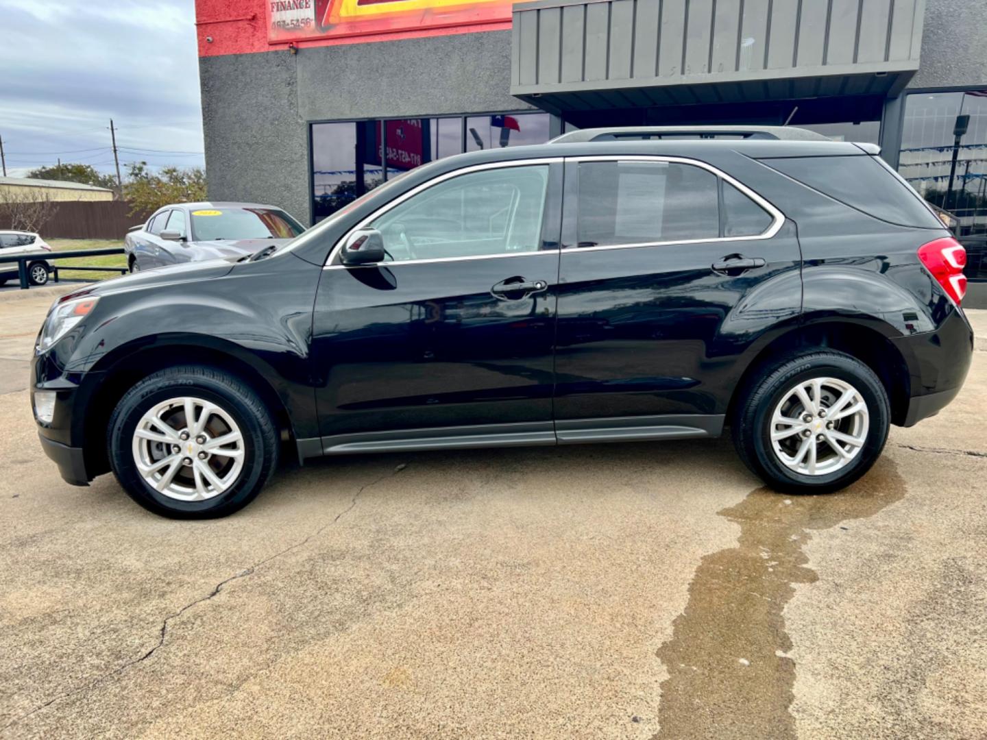 2017 BLACK /Gray CHEVROLET EQUINOX LT 4dr SUV w/1LT (2GNALCEK0H6) with an 2.4L I4 engine, Automatic 6-Speed transmission, located at 5900 E. Lancaster Ave., Fort Worth, TX, 76112, (817) 457-5456, 0.000000, 0.000000 - This is a 2017 Chevrolet Equinox LT 4dr SUV w/1LT that is in excellent condition. There are no dents or scratches. The interior is clean with no rips or tears or stains. All power windows, door locks and seats. Ice cold AC for those hot Texas summer days. It is equipped with a CD player, AM/FM radio - Photo#2