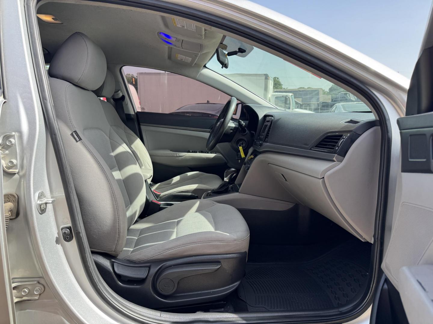 2017 SILVER /Gray HYUNDAI ELANTRA SE 4dr Sedan 6A (US) (5NPD74LFXHH) with an 2.0L I4 engine, Automatic 6-Speed transmission, located at 5900 E. Lancaster Ave., Fort Worth, TX, 76112, (817) 457-5456, 0.000000, 0.000000 - This is a 2017 HYUNDAI ELANTRA 4 DOOR SEDAN that is in excellent condition. There are no dents or scratches. The interior is clean with no rips or tears or stains. All power windows, door locks and seats. Ice cold AC for those hot Texas summer days. It is equipped with a CD player, AM/FM radio, AUX - Photo#15