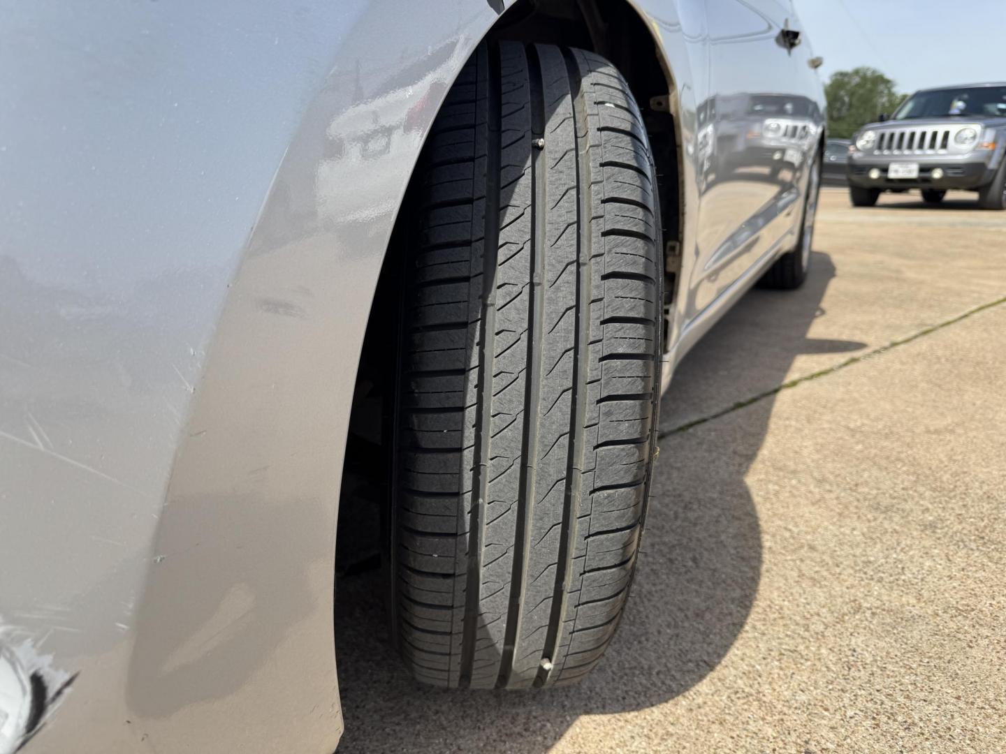 2017 SILVER /Gray HYUNDAI ELANTRA SE 4dr Sedan 6A (US) (5NPD74LFXHH) with an 2.0L I4 engine, Automatic 6-Speed transmission, located at 5900 E. Lancaster Ave., Fort Worth, TX, 76112, (817) 457-5456, 0.000000, 0.000000 - This is a 2017 HYUNDAI ELANTRA 4 DOOR SEDAN that is in excellent condition. There are no dents or scratches. The interior is clean with no rips or tears or stains. All power windows, door locks and seats. Ice cold AC for those hot Texas summer days. It is equipped with a CD player, AM/FM radio, AUX - Photo#19