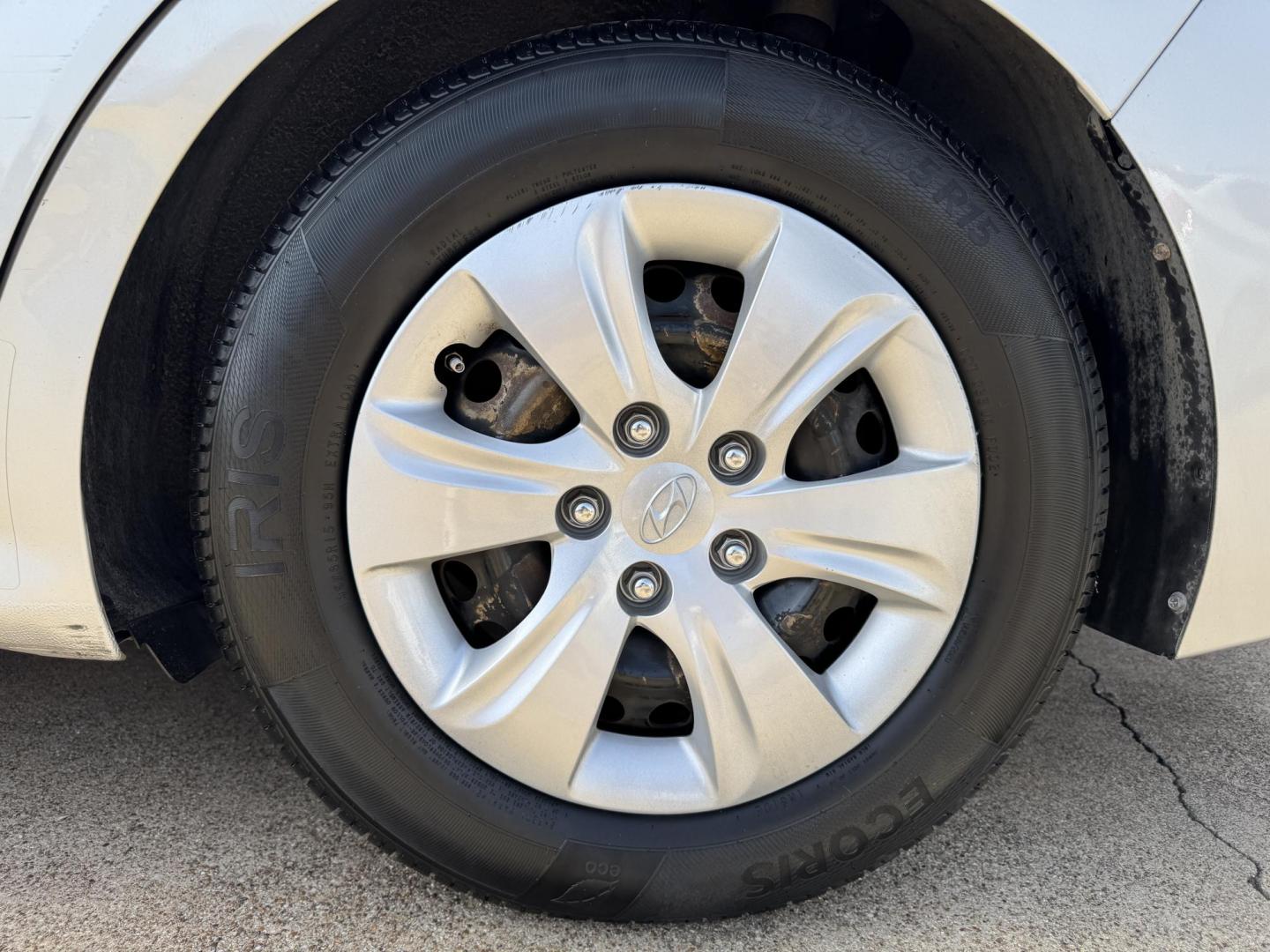 2017 SILVER /Gray HYUNDAI ELANTRA SE 4dr Sedan 6A (US) (5NPD74LFXHH) with an 2.0L I4 engine, Automatic 6-Speed transmission, located at 5900 E. Lancaster Ave., Fort Worth, TX, 76112, (817) 457-5456, 0.000000, 0.000000 - This is a 2017 HYUNDAI ELANTRA 4 DOOR SEDAN that is in excellent condition. There are no dents or scratches. The interior is clean with no rips or tears or stains. All power windows, door locks and seats. Ice cold AC for those hot Texas summer days. It is equipped with a CD player, AM/FM radio, AUX - Photo#20