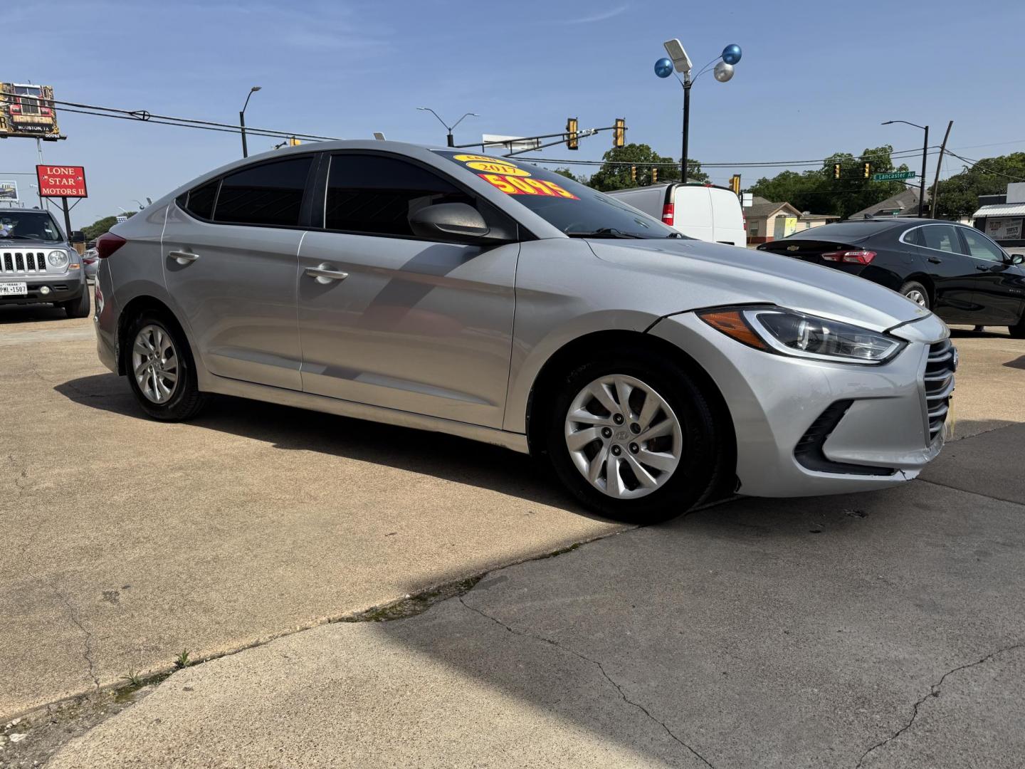 2017 SILVER /Gray HYUNDAI ELANTRA SE 4dr Sedan 6A (US) (5NPD74LFXHH) with an 2.0L I4 engine, Automatic 6-Speed transmission, located at 5900 E. Lancaster Ave., Fort Worth, TX, 76112, (817) 457-5456, 0.000000, 0.000000 - This is a 2017 HYUNDAI ELANTRA 4 DOOR SEDAN that is in excellent condition. There are no dents or scratches. The interior is clean with no rips or tears or stains. All power windows, door locks and seats. Ice cold AC for those hot Texas summer days. It is equipped with a CD player, AM/FM radio, AUX - Photo#2