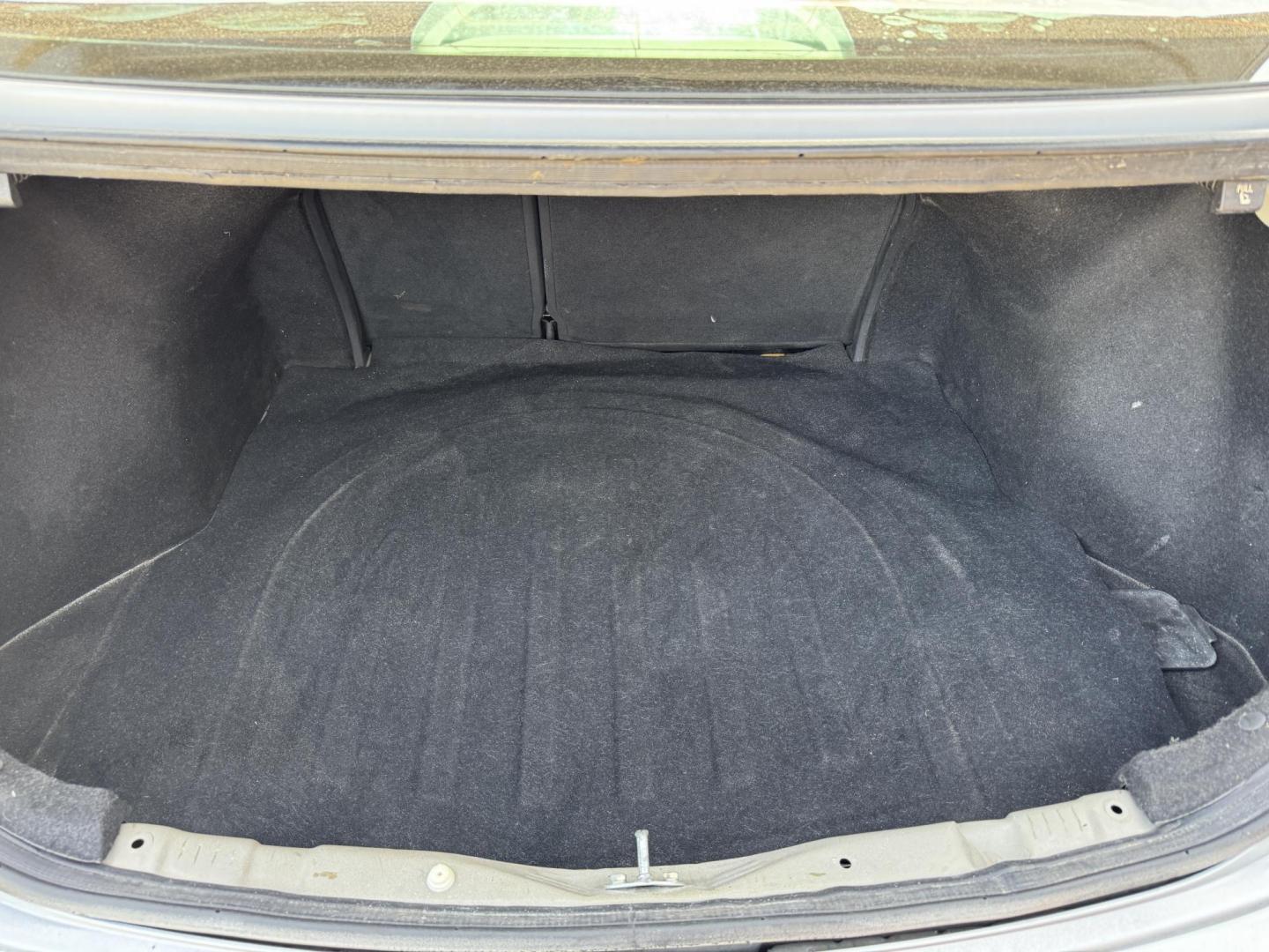 2017 SILVER /Gray HYUNDAI ELANTRA SE 4dr Sedan 6A (US) (5NPD74LFXHH) with an 2.0L I4 engine, Automatic 6-Speed transmission, located at 5900 E. Lancaster Ave., Fort Worth, TX, 76112, (817) 457-5456, 0.000000, 0.000000 - This is a 2017 HYUNDAI ELANTRA 4 DOOR SEDAN that is in excellent condition. There are no dents or scratches. The interior is clean with no rips or tears or stains. All power windows, door locks and seats. Ice cold AC for those hot Texas summer days. It is equipped with a CD player, AM/FM radio, AUX - Photo#5