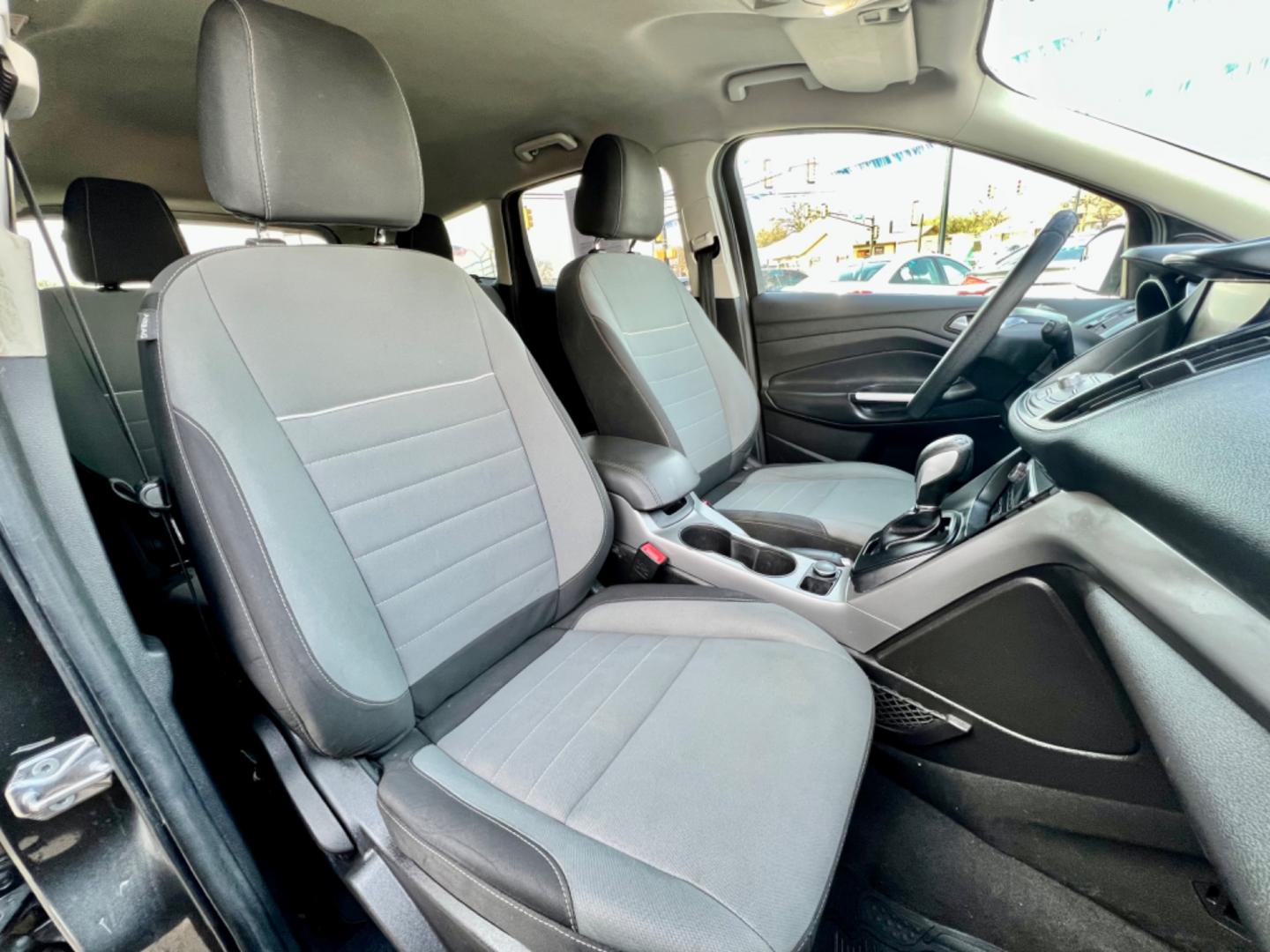 2015 GRAY /Gray FORD ESCAPE SE 4dr SUV (1FMCU0GX9FU) with an 1.6L I4 engine, Automatic 6-Speed transmission, located at 5900 E. Lancaster Ave., Fort Worth, TX, 76112, (817) 457-5456, 0.000000, 0.000000 - This is a 2015 Ford Escape SE 4dr SUV that is in excellent condition. There are no dents or scratches. The interior is clean with no rips or tears or stains. All power windows, door locks and seats. Ice cold AC for those hot Texas summer days. It is equipped with a CD player, AM/FM radio, AUX port, - Photo#15