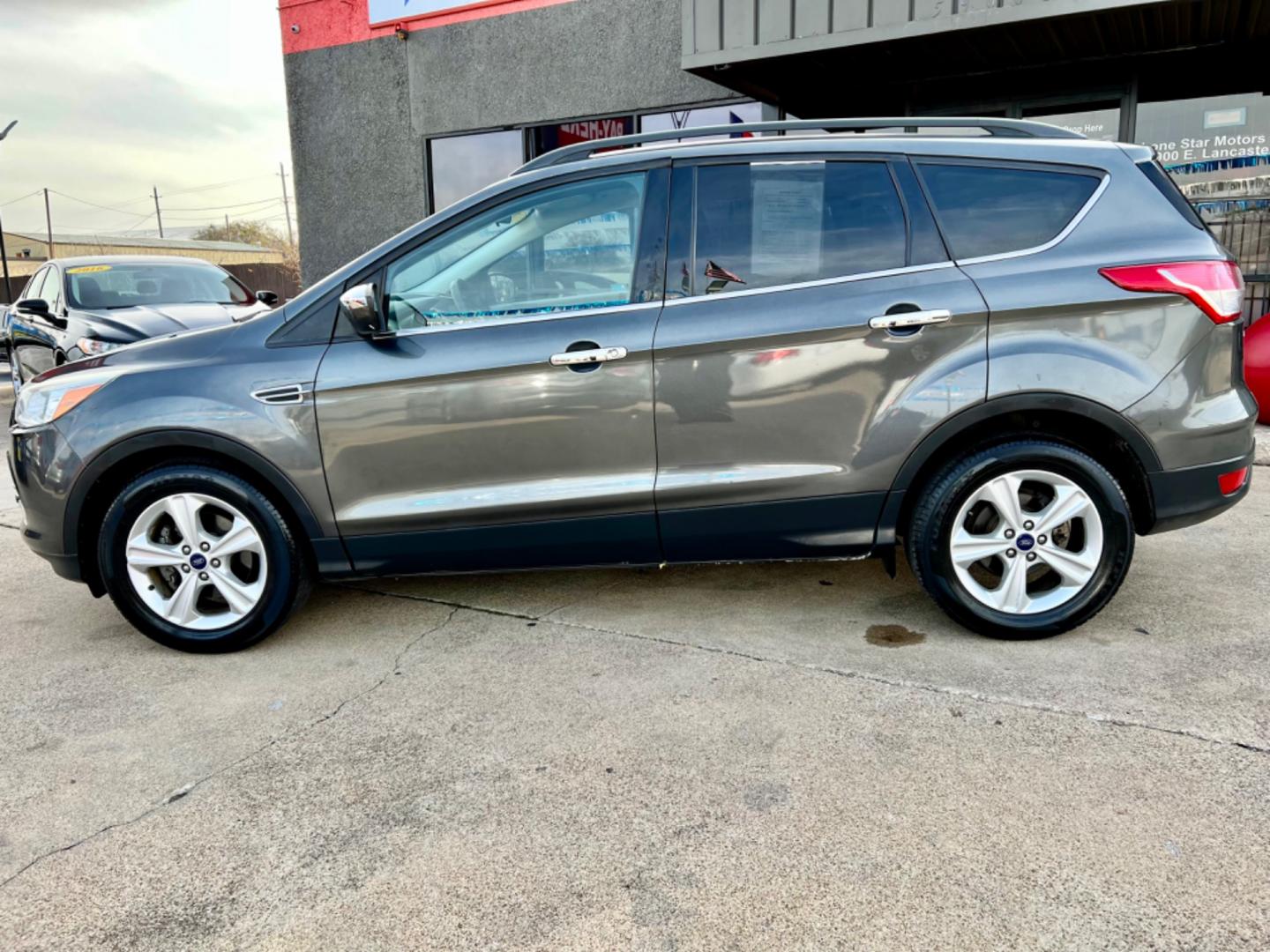 2015 GRAY /Gray FORD ESCAPE SE 4dr SUV (1FMCU0GX9FU) with an 1.6L I4 engine, Automatic 6-Speed transmission, located at 5900 E. Lancaster Ave., Fort Worth, TX, 76112, (817) 457-5456, 0.000000, 0.000000 - This is a 2015 Ford Escape SE 4dr SUV that is in excellent condition. There are no dents or scratches. The interior is clean with no rips or tears or stains. All power windows, door locks and seats. Ice cold AC for those hot Texas summer days. It is equipped with a CD player, AM/FM radio, AUX port, - Photo#2