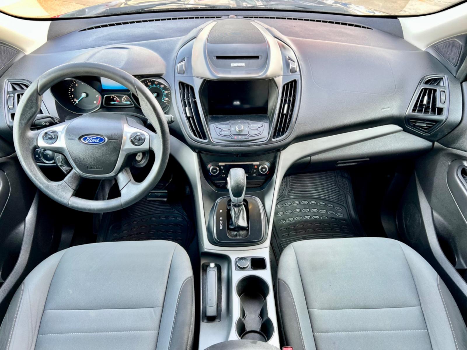 2015 GRAY /Gray FORD ESCAPE SE 4dr SUV (1FMCU0GX9FU) with an 1.6L I4 engine, Automatic 6-Speed transmission, located at 5900 E. Lancaster Ave., Fort Worth, TX, 76112, (817) 457-5456, 0.000000, 0.000000 - This is a 2015 Ford Escape SE 4dr SUV that is in excellent condition. There are no dents or scratches. The interior is clean with no rips or tears or stains. All power windows, door locks and seats. Ice cold AC for those hot Texas summer days. It is equipped with a CD player, AM/FM radio, AUX port, - Photo #17