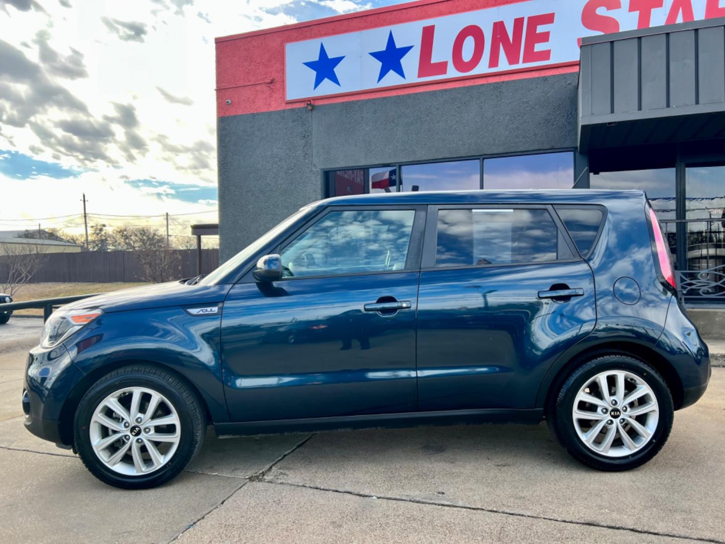 2018 BLUE /Gray KIA SOUL + 4dr Crossover (KNDJP3A55J7) with an 2.0L I4 engine, Automatic 6-Speed transmission, located at 5900 E. Lancaster Ave., Fort Worth, TX, 76112, (817) 457-5456, 0.000000, 0.000000 - This is a 2018 Kia Soul + 4dr Crossover that is in excellent condition. There are no dents or scratches. The interior is clean with no rips or tears or stains. All power windows, door locks and seats. Ice cold AC for those hot Texas summer days. It is equipped with a CD player, AM/FM radio, AUX port - Photo#2