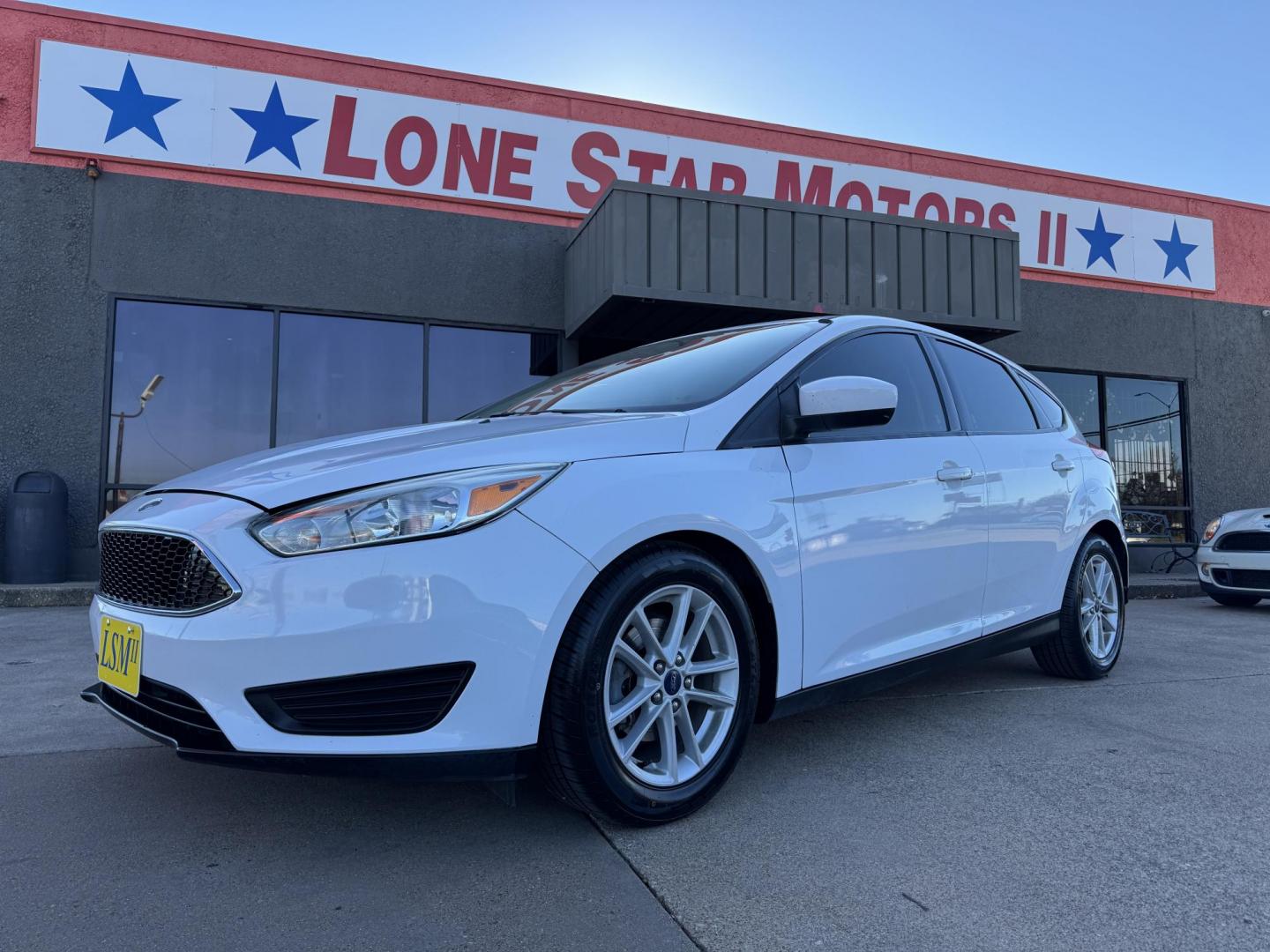 2018 WHITE /Gray FORD FOCUS SE 4dr Hatchback (1FADP3K25JL) with an 2.0L I4 engine, Automatic 6-Speed transmission, located at 5900 E. Lancaster Ave., Fort Worth, TX, 76112, (817) 457-5456, 0.000000, 0.000000 - This is a 2018 Ford Focus SE 4dr Hatchback that is in excellent condition. There are no dents or scratches. The interior is clean with no rips or tears or stains. All power windows, door locks and seats. Ice cold AC for those hot Texas summer days. It is equipped with a CD player, AM/FM radio, AUX p - Photo#0