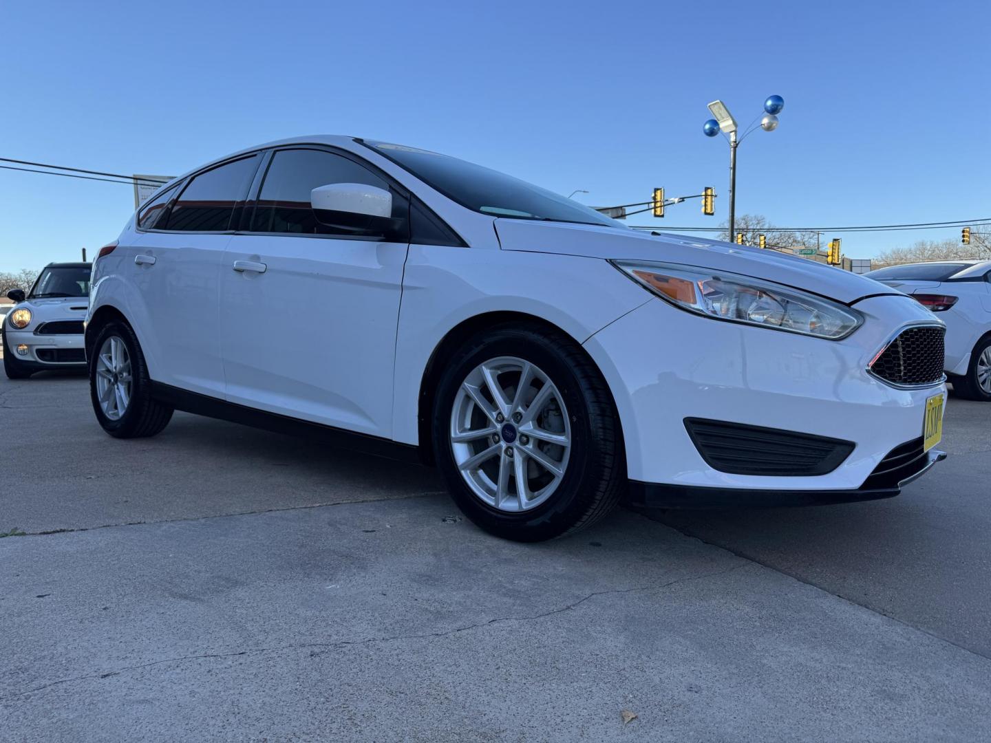 2018 WHITE /Gray FORD FOCUS SE 4dr Hatchback (1FADP3K25JL) with an 2.0L I4 engine, Automatic 6-Speed transmission, located at 5900 E. Lancaster Ave., Fort Worth, TX, 76112, (817) 457-5456, 0.000000, 0.000000 - This is a 2018 Ford Focus SE 4dr Hatchback that is in excellent condition. There are no dents or scratches. The interior is clean with no rips or tears or stains. All power windows, door locks and seats. Ice cold AC for those hot Texas summer days. It is equipped with a CD player, AM/FM radio, AUX p - Photo#2
